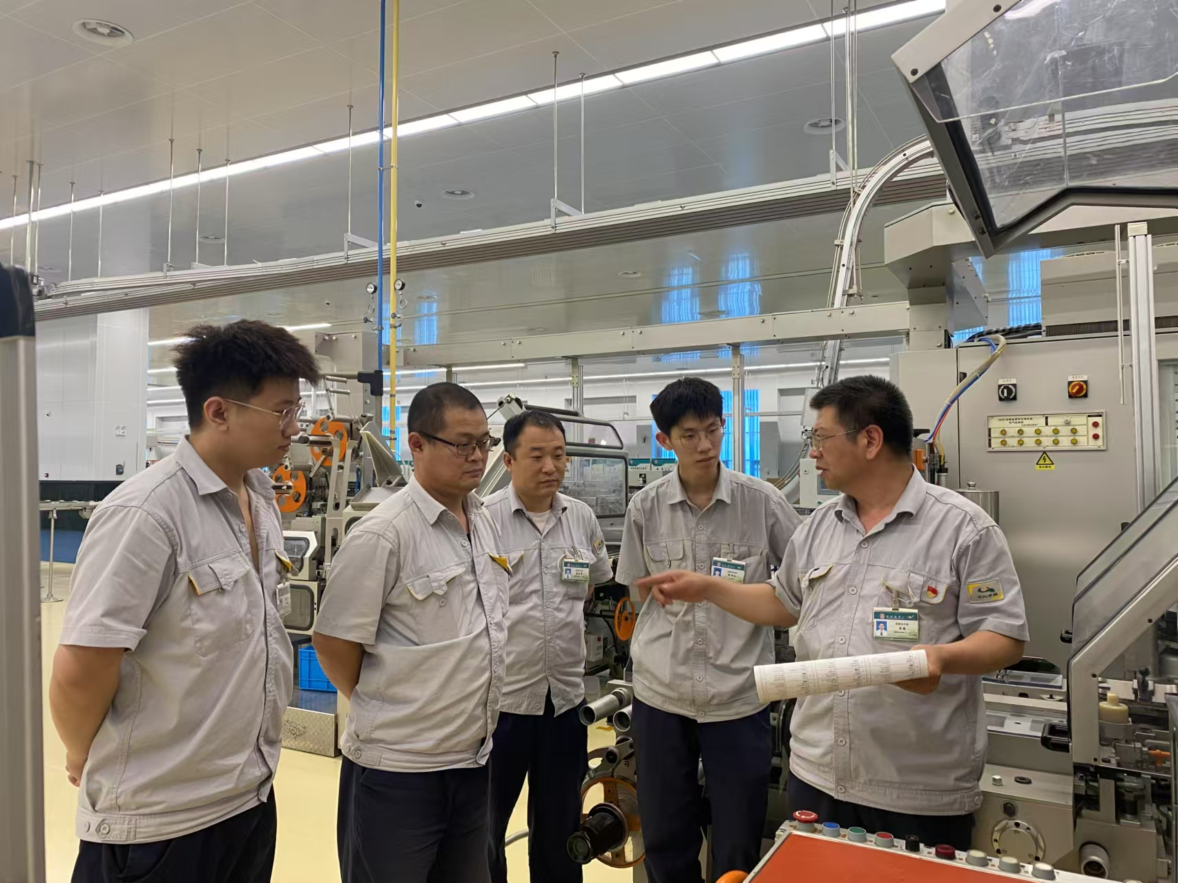 保定卷烟厂史瑞创新工作室成员探讨研究设备维修方案.jpg d770e2cb17324780b029bb7b8a2b3a0a.jpeg