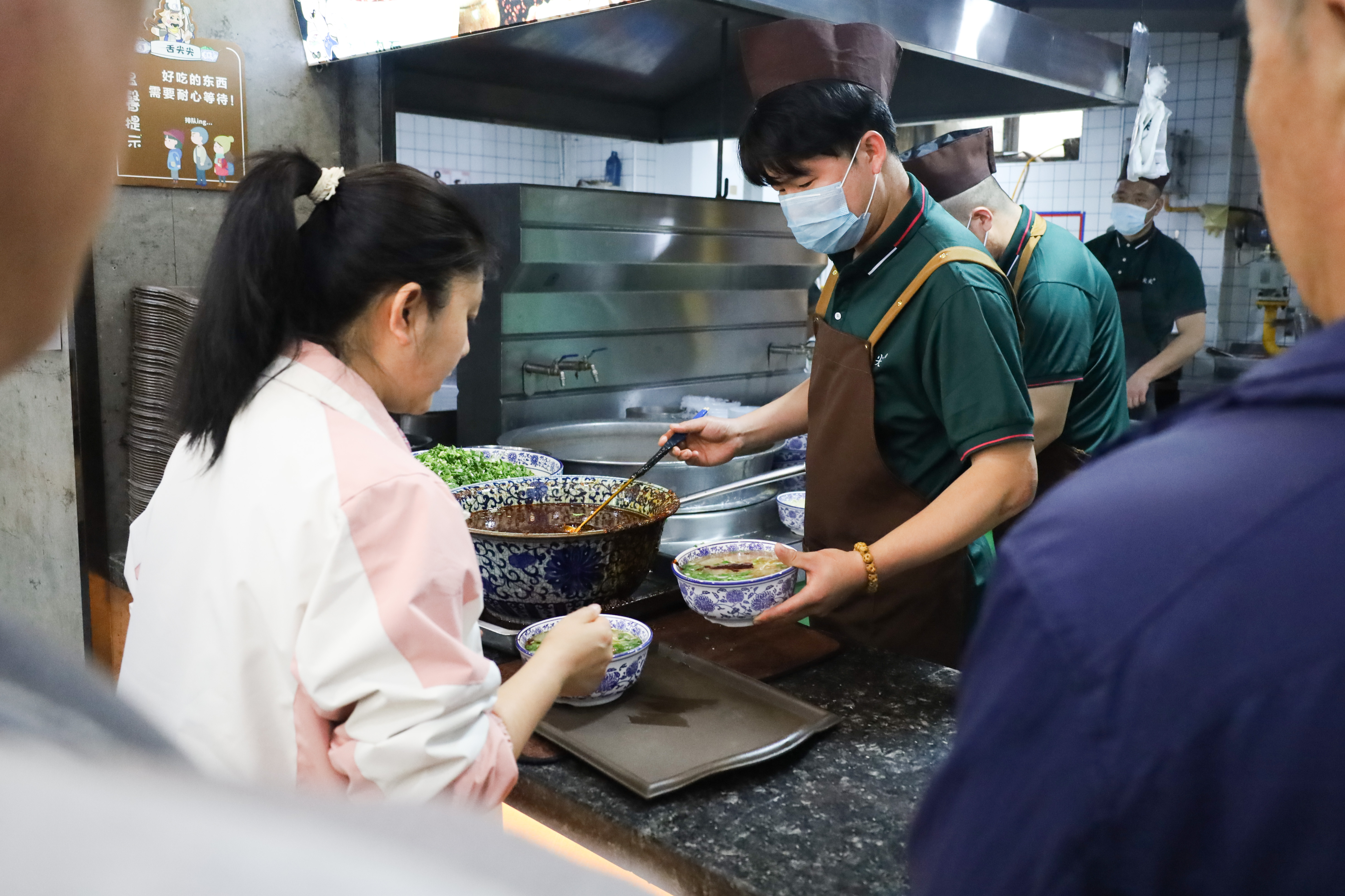 图为兰州市城关区的一家牛肉面馆 马希平摄.jpg bbbbf2c1c3dc4dbab438a0c084da2185.jpeg