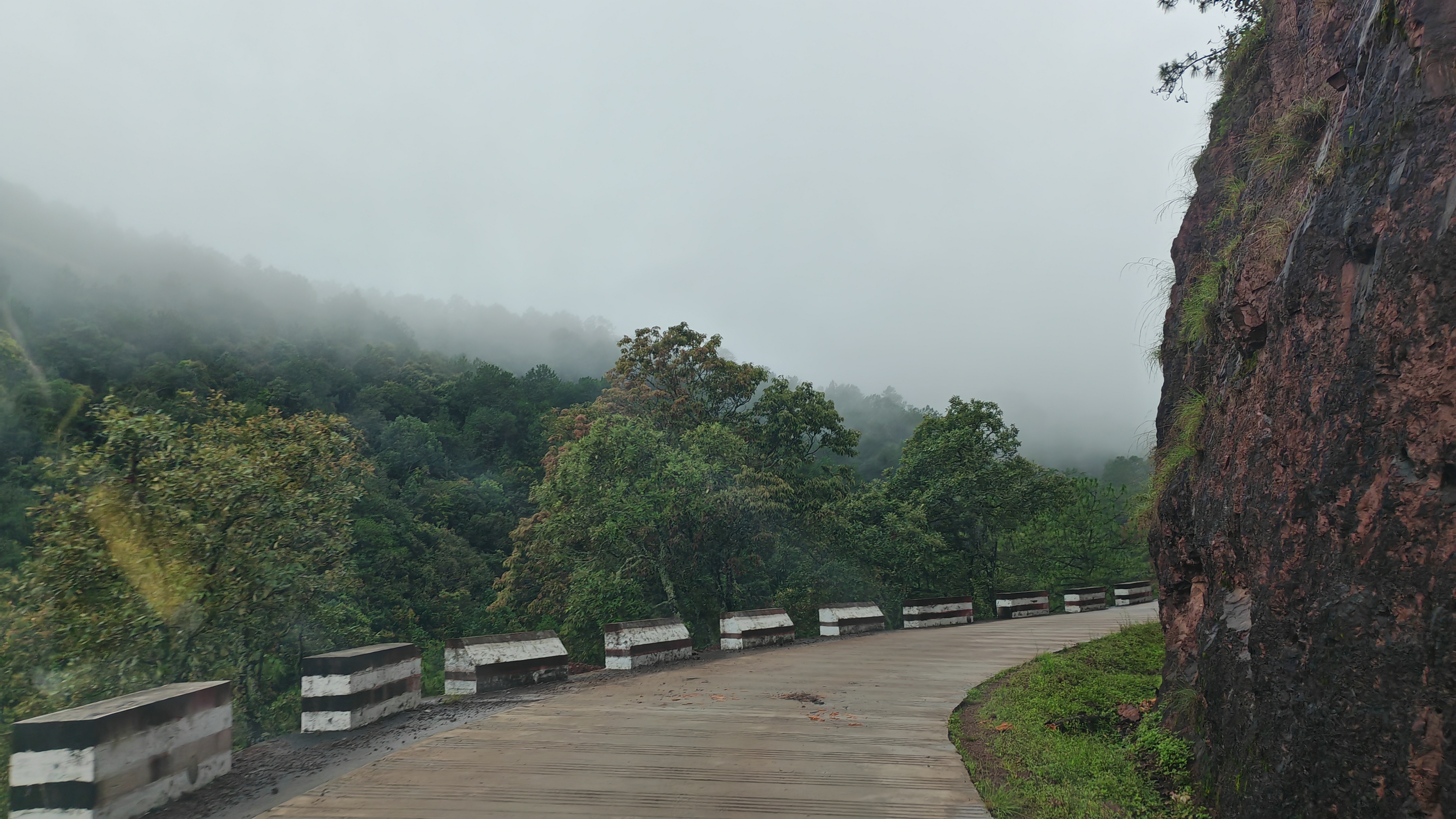 从东华镇到路上村的乡村盘山公路.jpg 从东华镇到路上村的乡村盘山公路.jpg