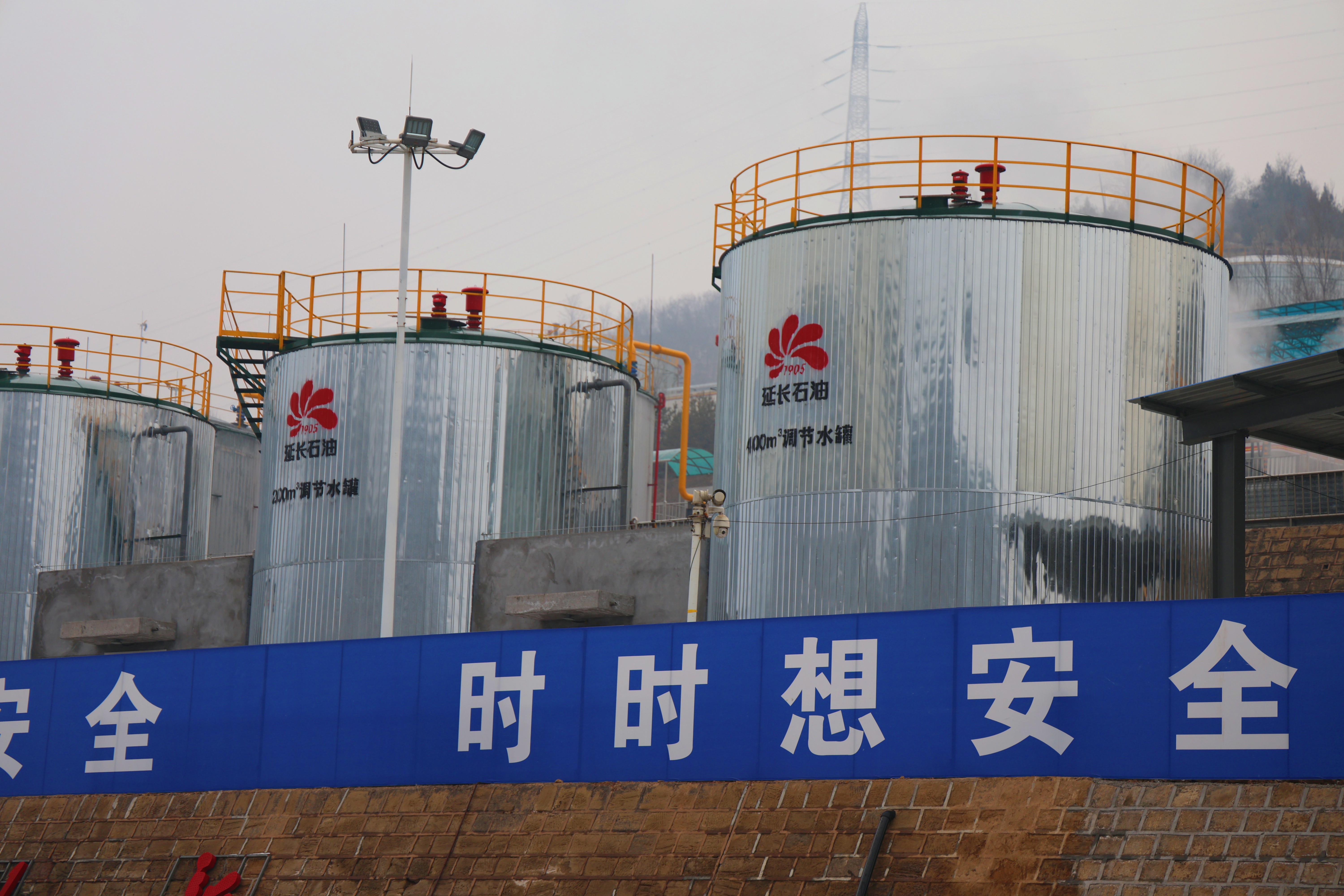 杏子川采油厂沐浴联合站调节水罐.jpg 杏子川采油厂沐浴联合站调节水罐.jpg