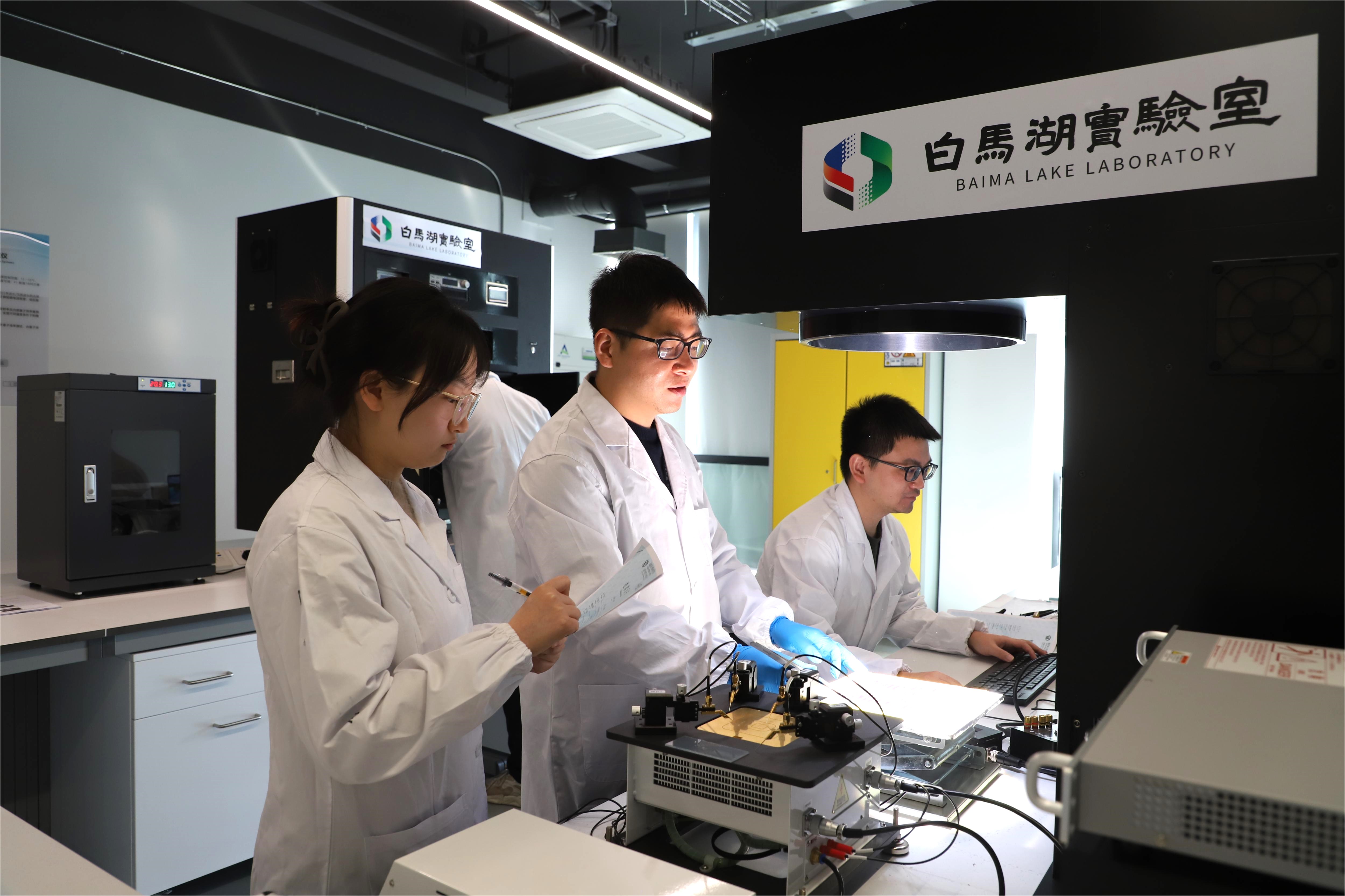 团队技术负责人孙靖淞博士指导叠层结构设计 王紫璇 摄.jpg