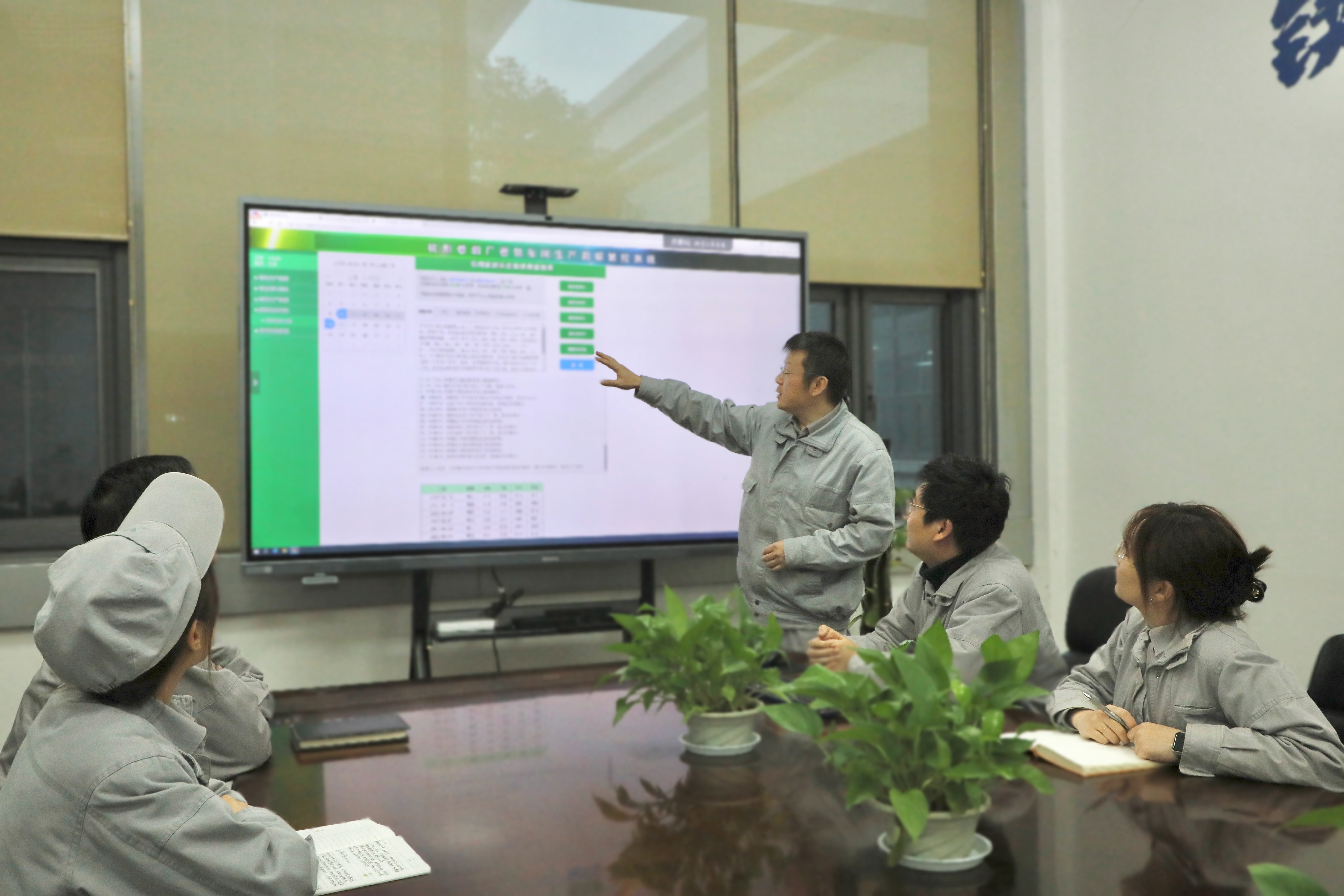 图为数字化团队为车间管理员介绍设备轮保智能决策现场 白一清 摄.jpg 3ba760f031744ca087b23922a816de3d.jpeg