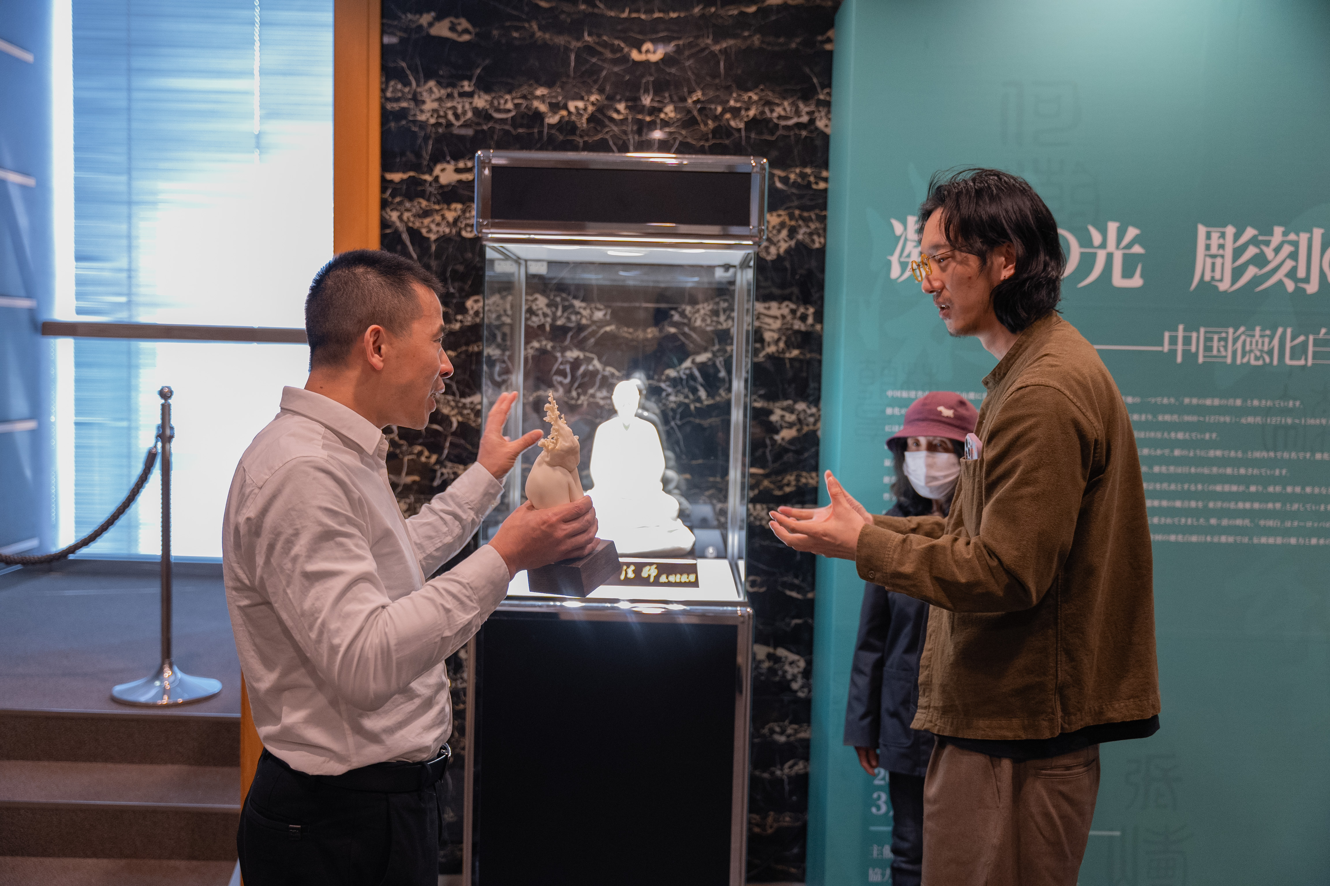 福建工艺美术大师、德化陶瓷艺术大师联盟执行<span class='highlight-red'>秘书长</span>张明贵向观众详细介绍德化制瓷技艺（主办方供图）.jpeg