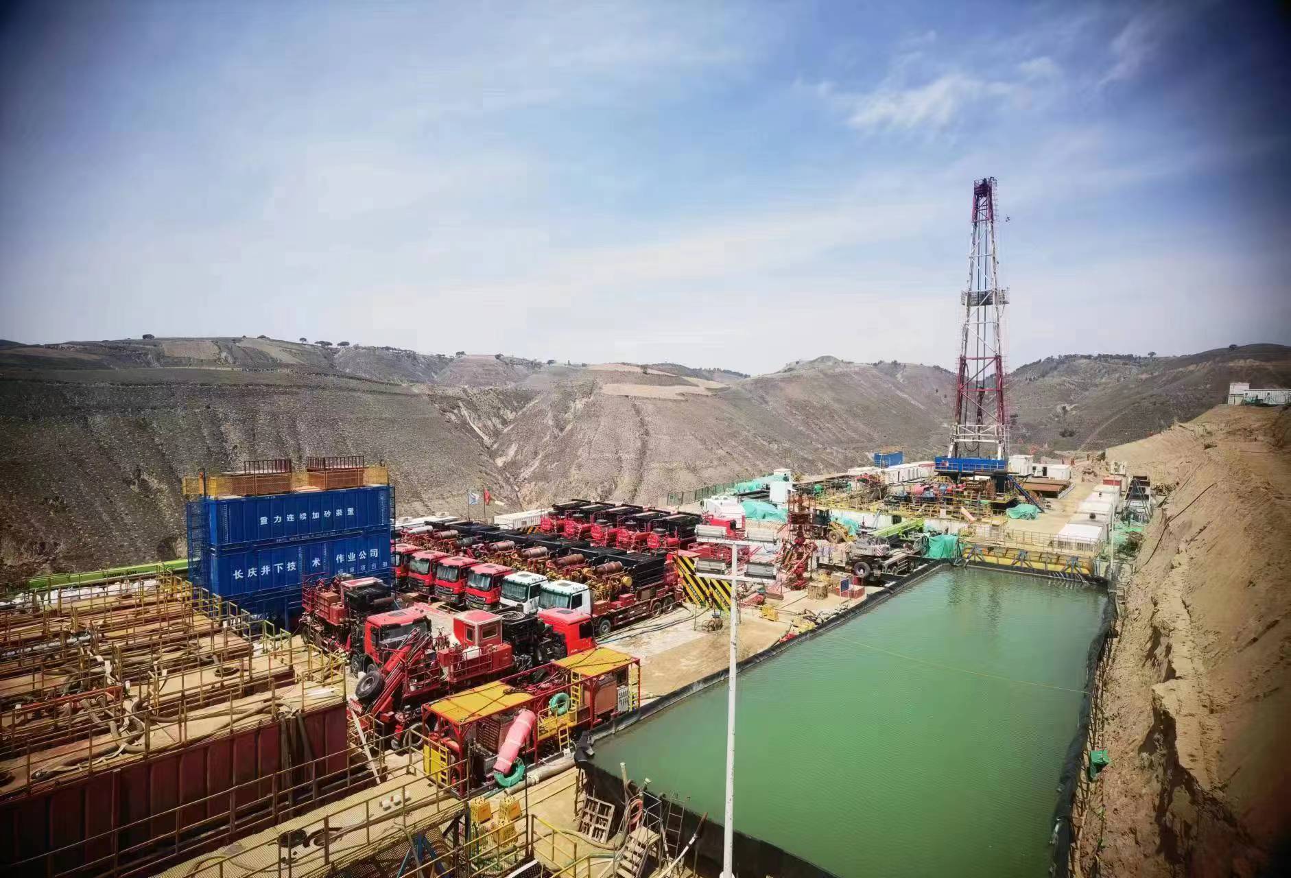 定边罗平30大平台压裂施工现场。安山 摄.jpg