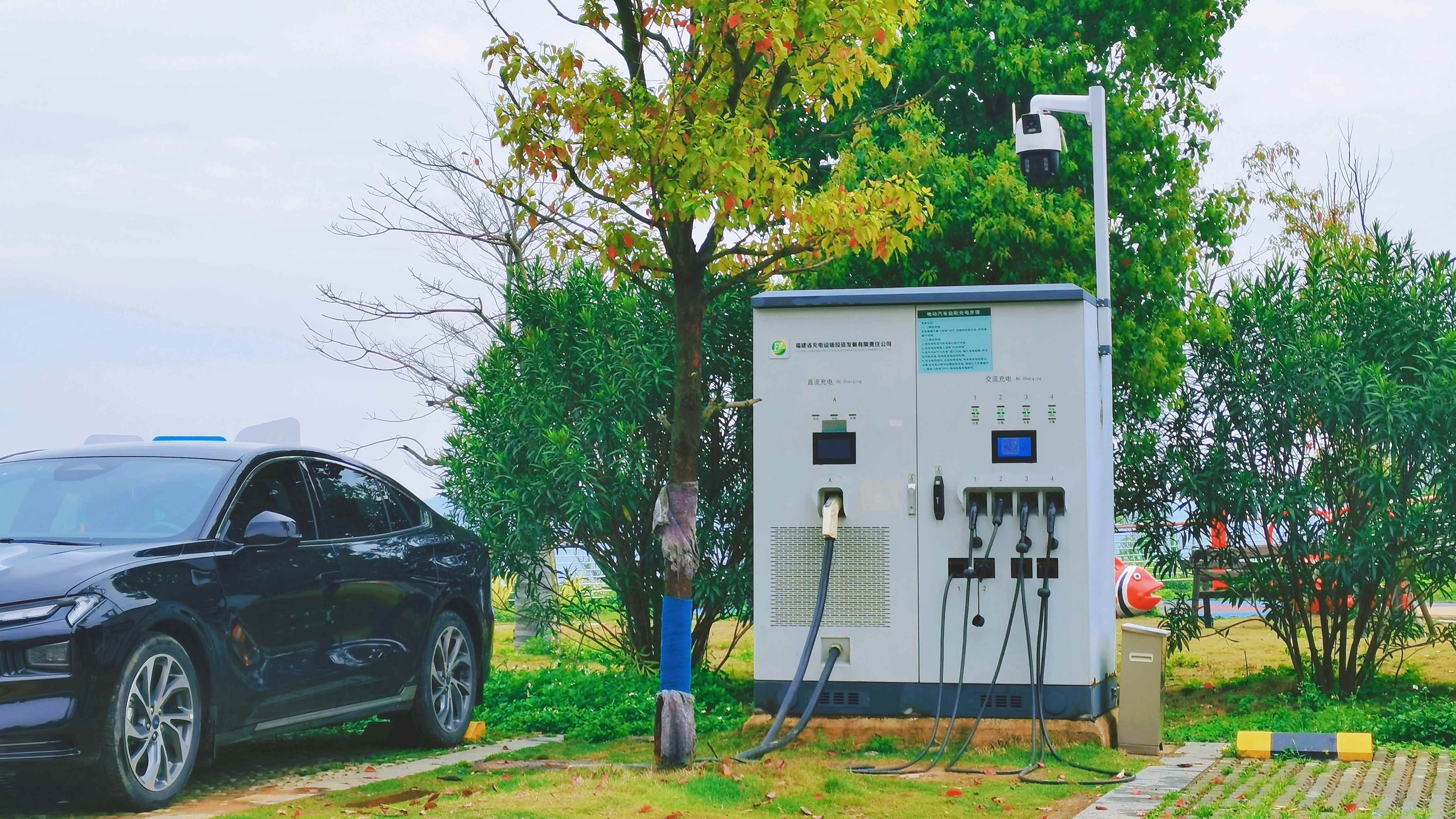 福建福州市连江县筱埕镇充电站内的“集成仓式”充电桩。.jpg bc636b9061f745ebb8cf36e7c118d60d.jpeg