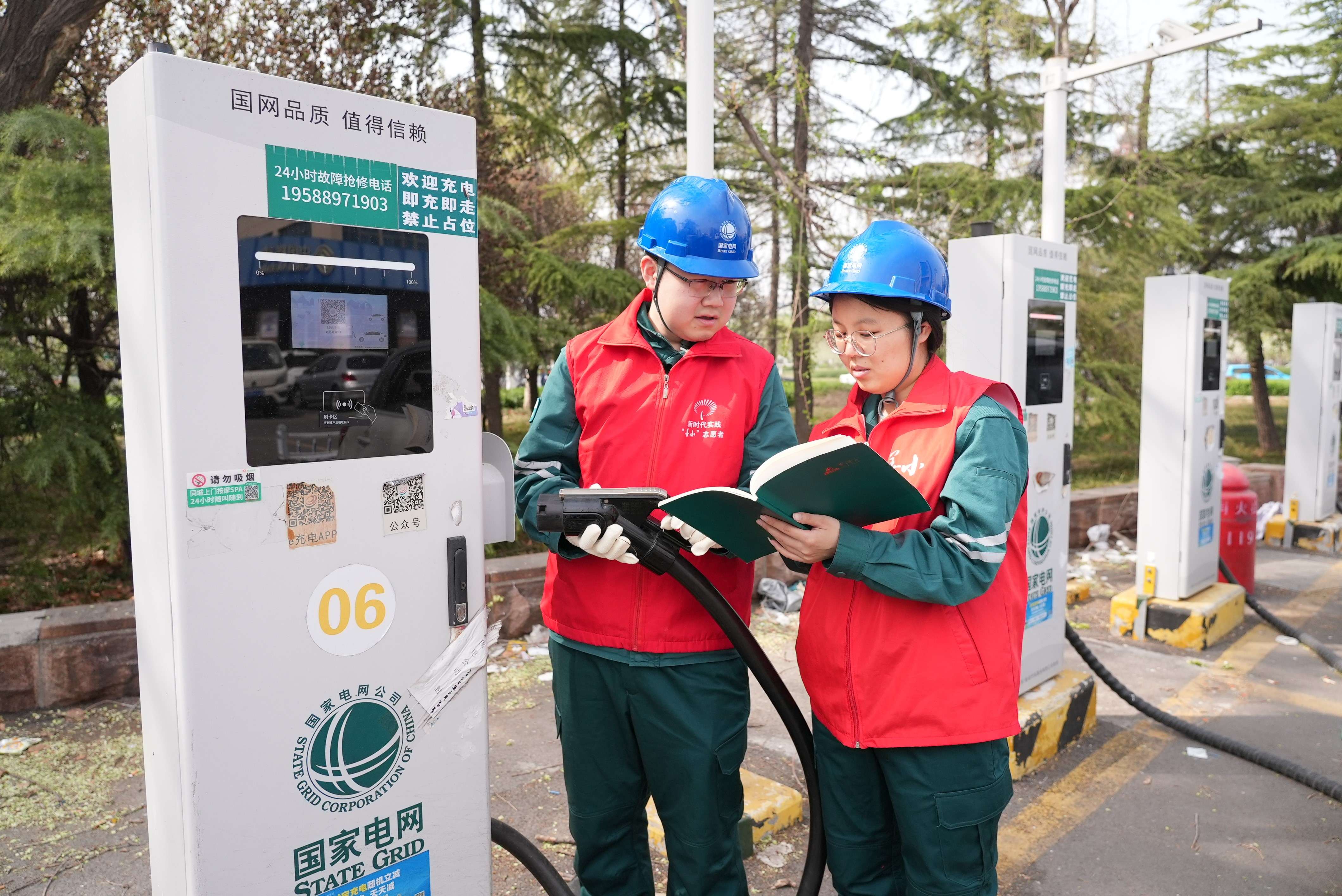 图片为山东淄博供电公司员工清明节期间在电动汽车充电站,检测设备运行状况,为新能源汽车出行保驾护航,助力绿色出行无忧。.jpg 图片为山东淄博供电公司员工清明节期间在电动汽车充电站,检测设备运行状况,为新能源汽车出行保驾护航,助力绿色出行无忧。.jpg