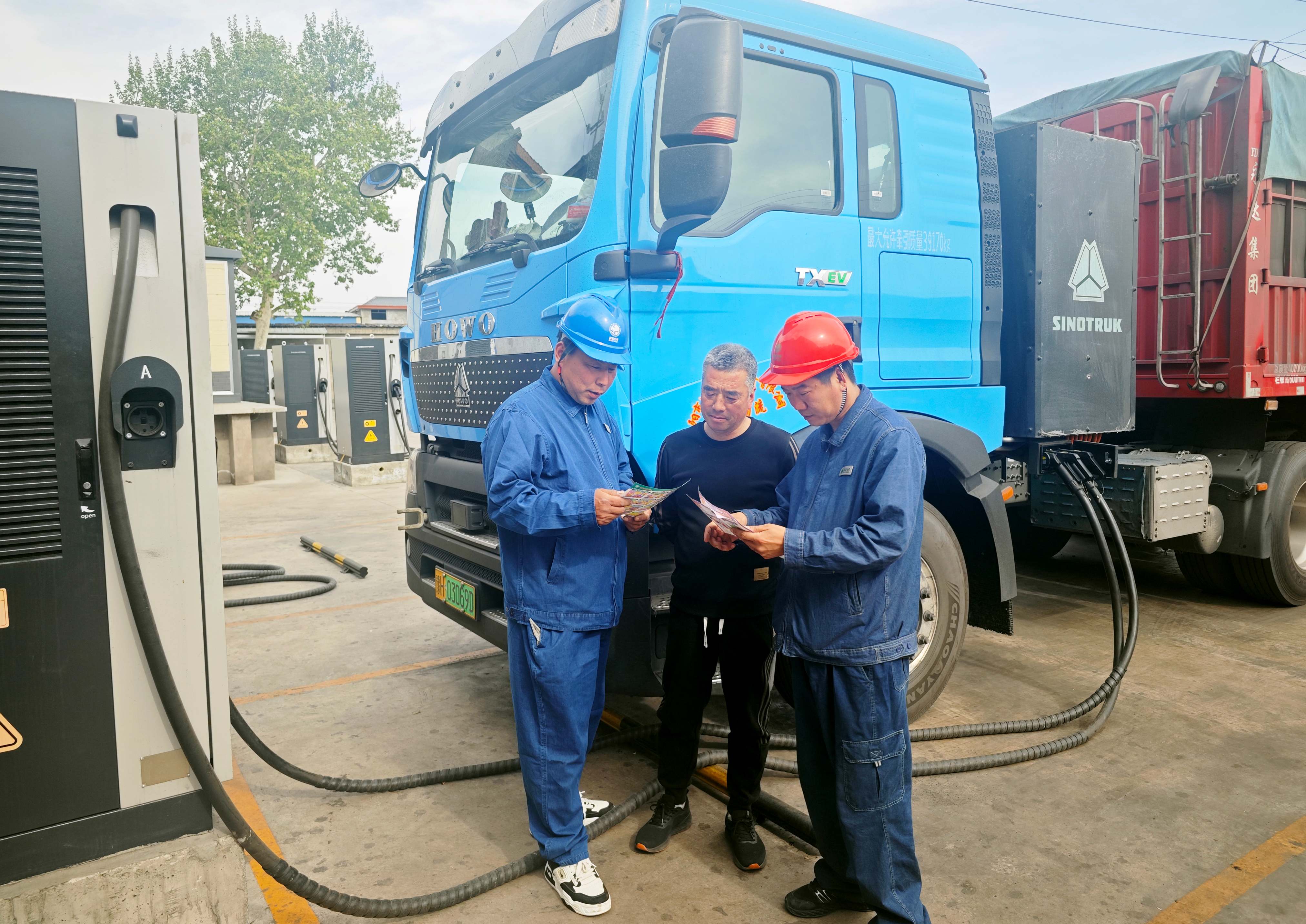 国网焦作供电公司员工在充电站现场为重卡驾驶人员宣讲安全用电常识.jpg 国网焦作供电公司员工在充电站现场为重卡驾驶人员宣讲安全用电常识.jpg