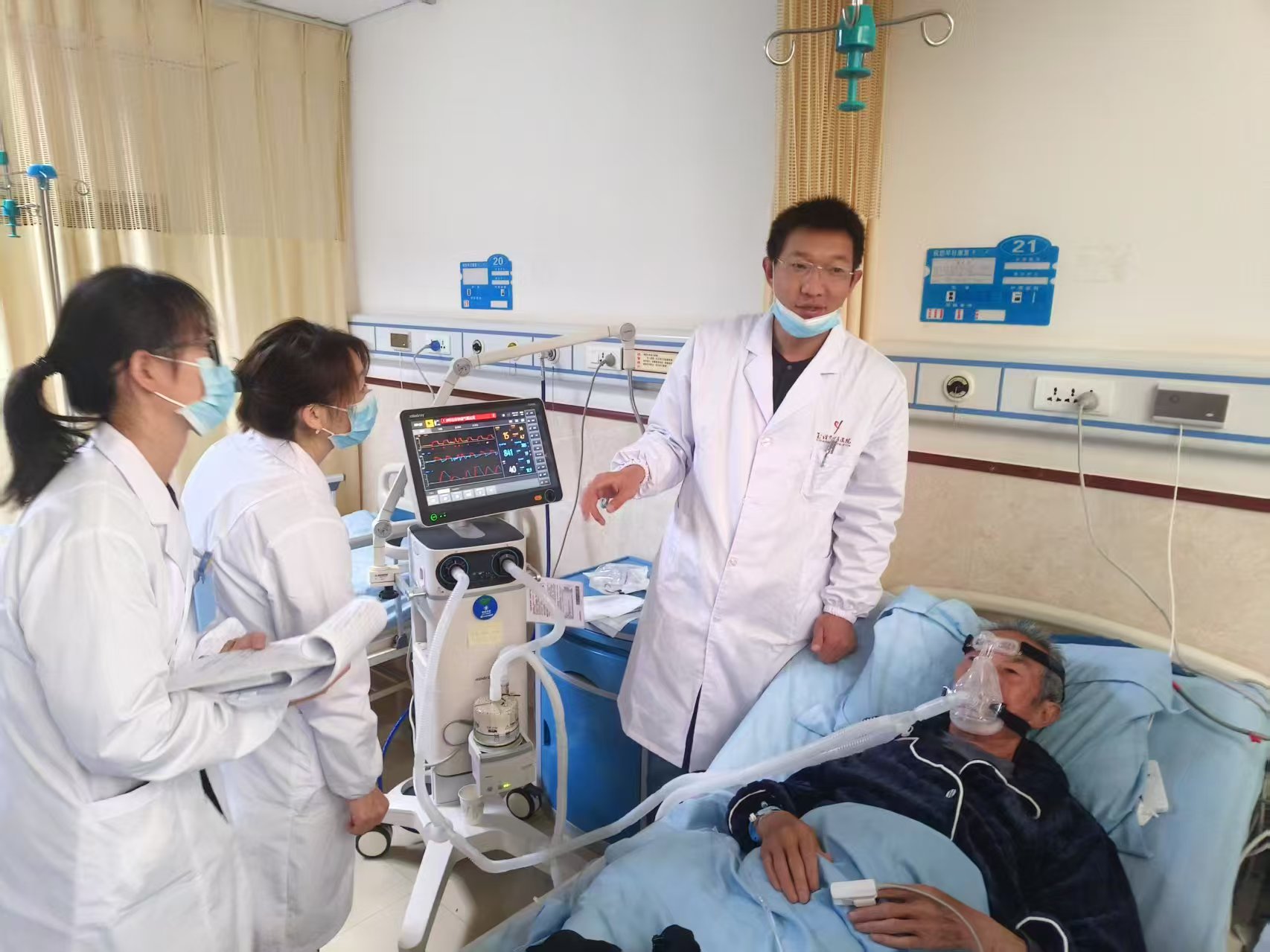 市中医医院资源下沉专家(主治医师施绍龙)为江川区中医医院老年病科,急诊护师科带教无创呼吸机仪器的操作的注意事项.jpg 市中医医院资源下沉专家(主治医师施绍龙)为江川区中医医院老年病科,急诊护师科带教无创呼吸机仪器的操作的注意事项.jpg