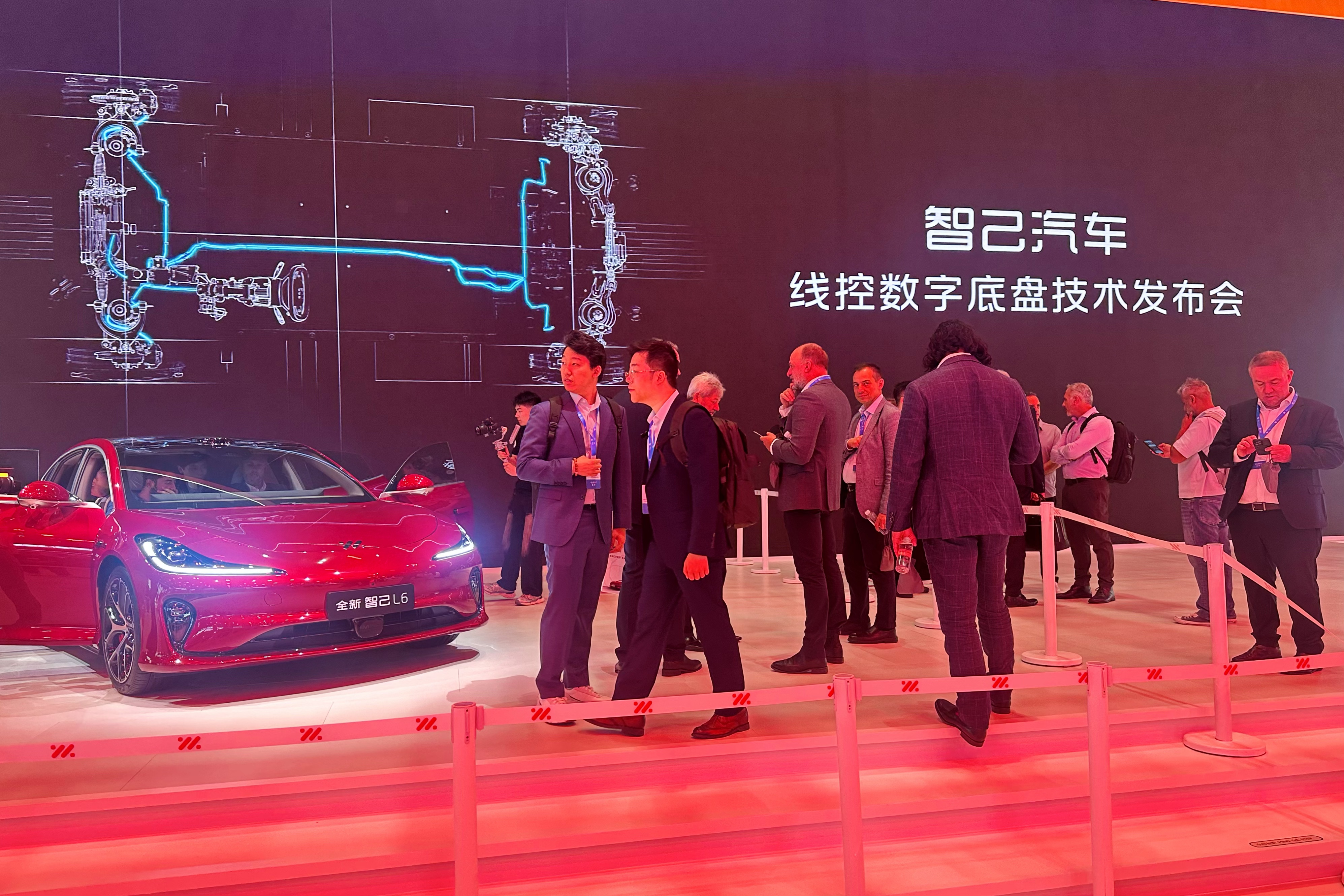 外国人逛展台2.jpg 02edcaf47d214c76913b19c783a5b82f.jpeg