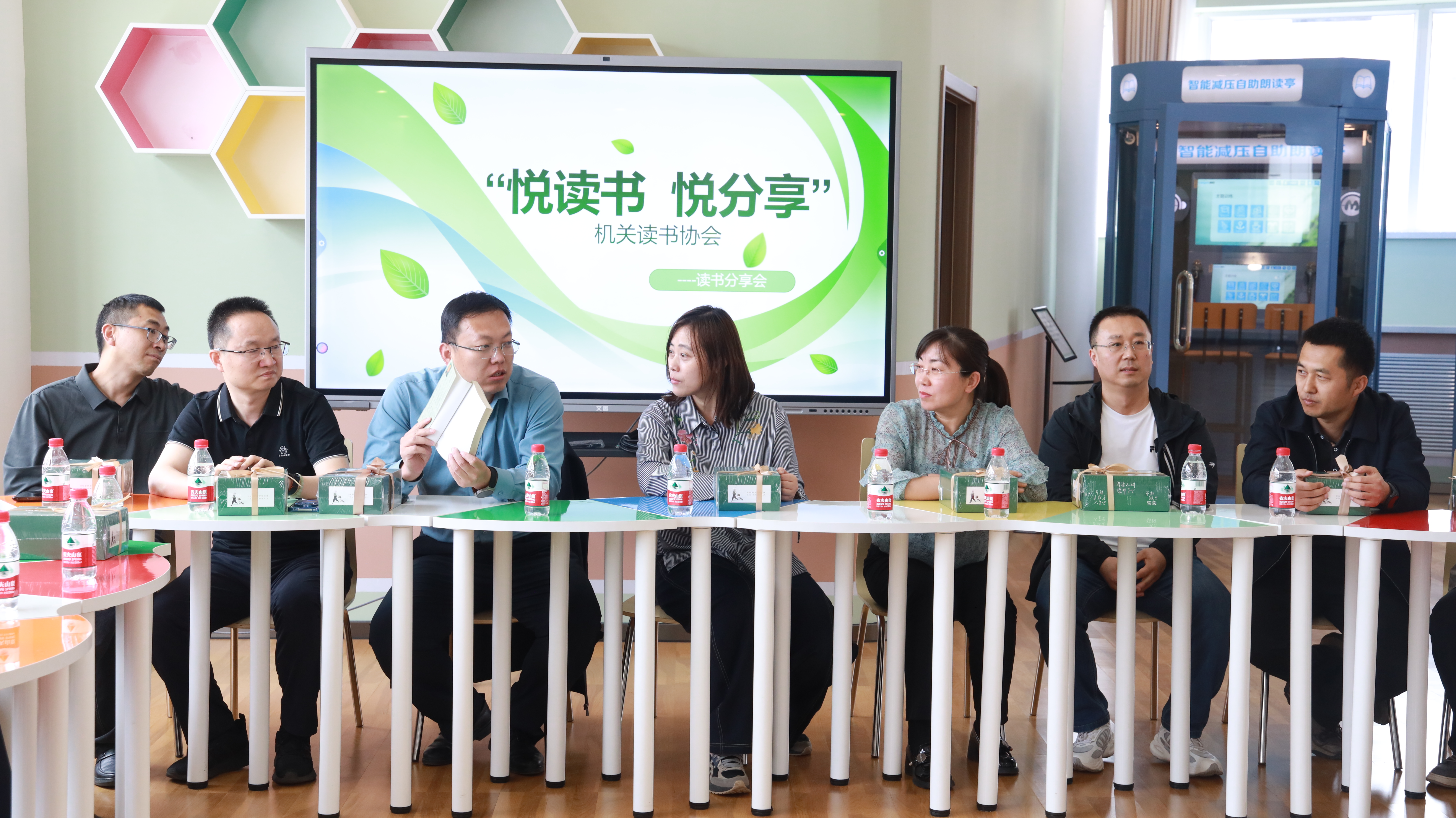 图为国能准能集团正在举办“悦读书 悦分享”为主题的读书分享会。秦媛 摄.jpg 图为国能准能集团正在举办“悦读书 悦分享”为主题的读书分享会。秦媛 摄.jpg