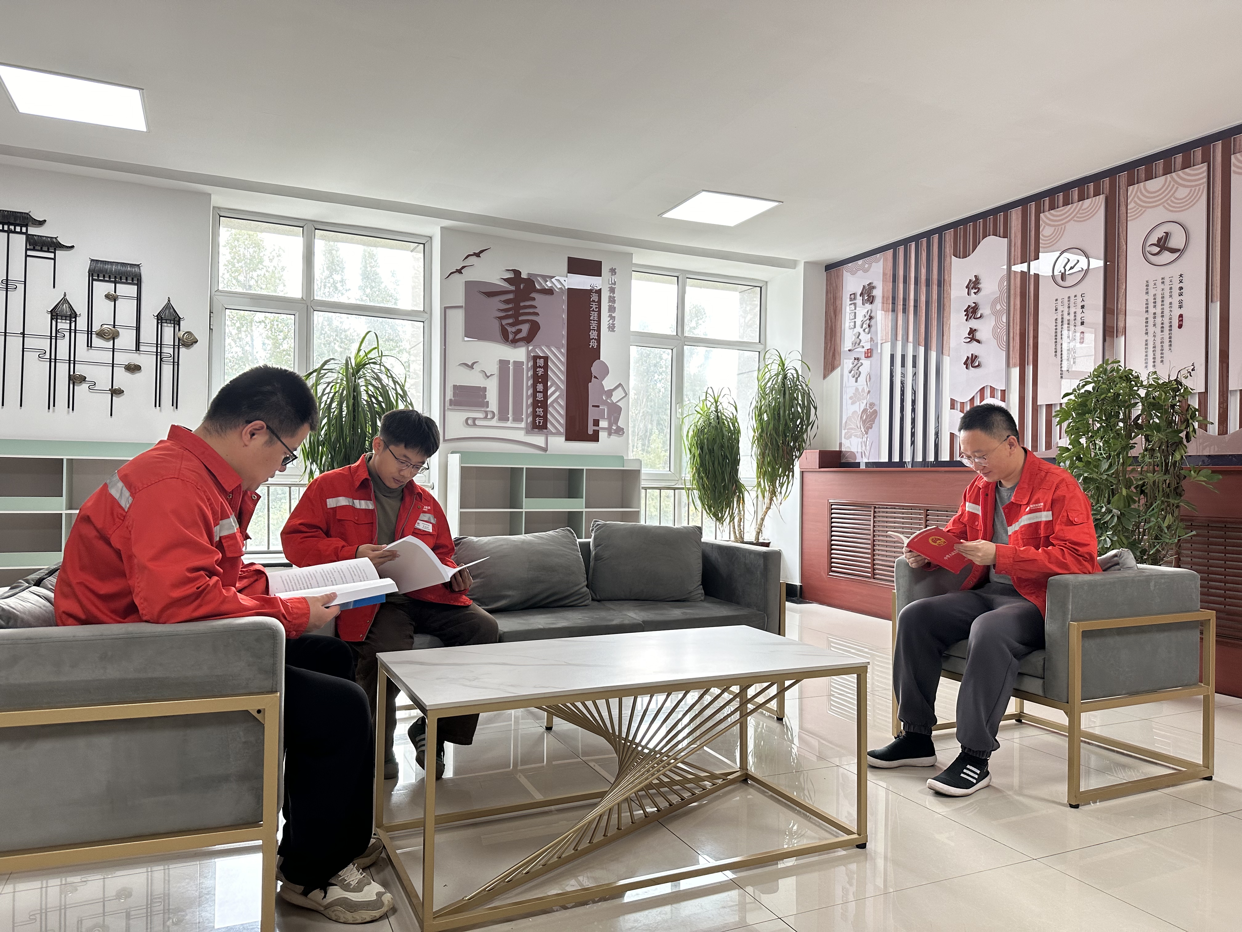 图为黑岱沟露天煤矿职工饭后在煤好驿家阵地内阅读书籍 向南摄.jpg 图为黑岱沟露天煤矿职工饭后在煤好驿家阵地内阅读书籍 向南摄.jpg