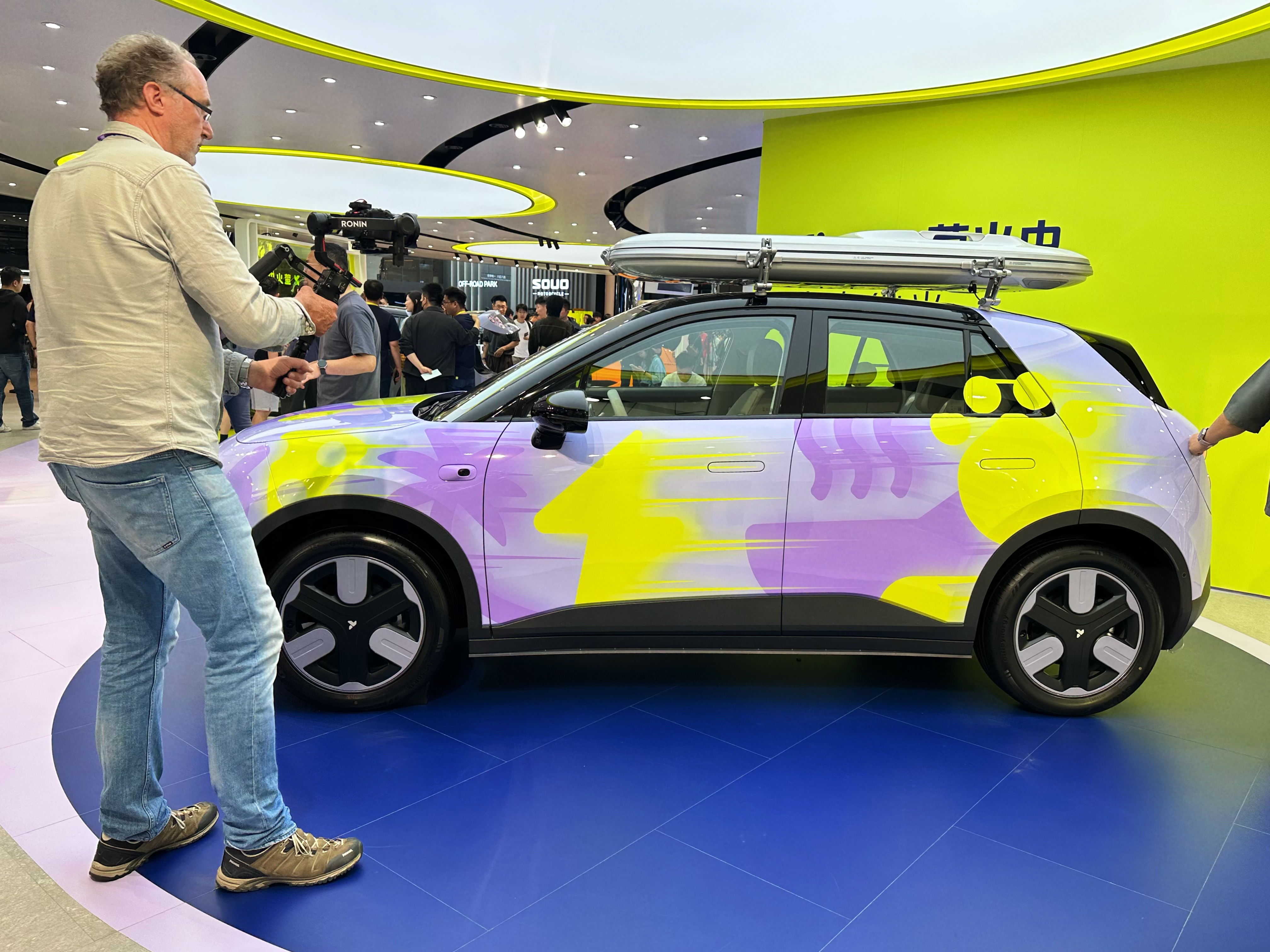 外国人逛展台3.jpg 1bfb4c26689f4ea6a20ed6a5cfa3e525.jpeg