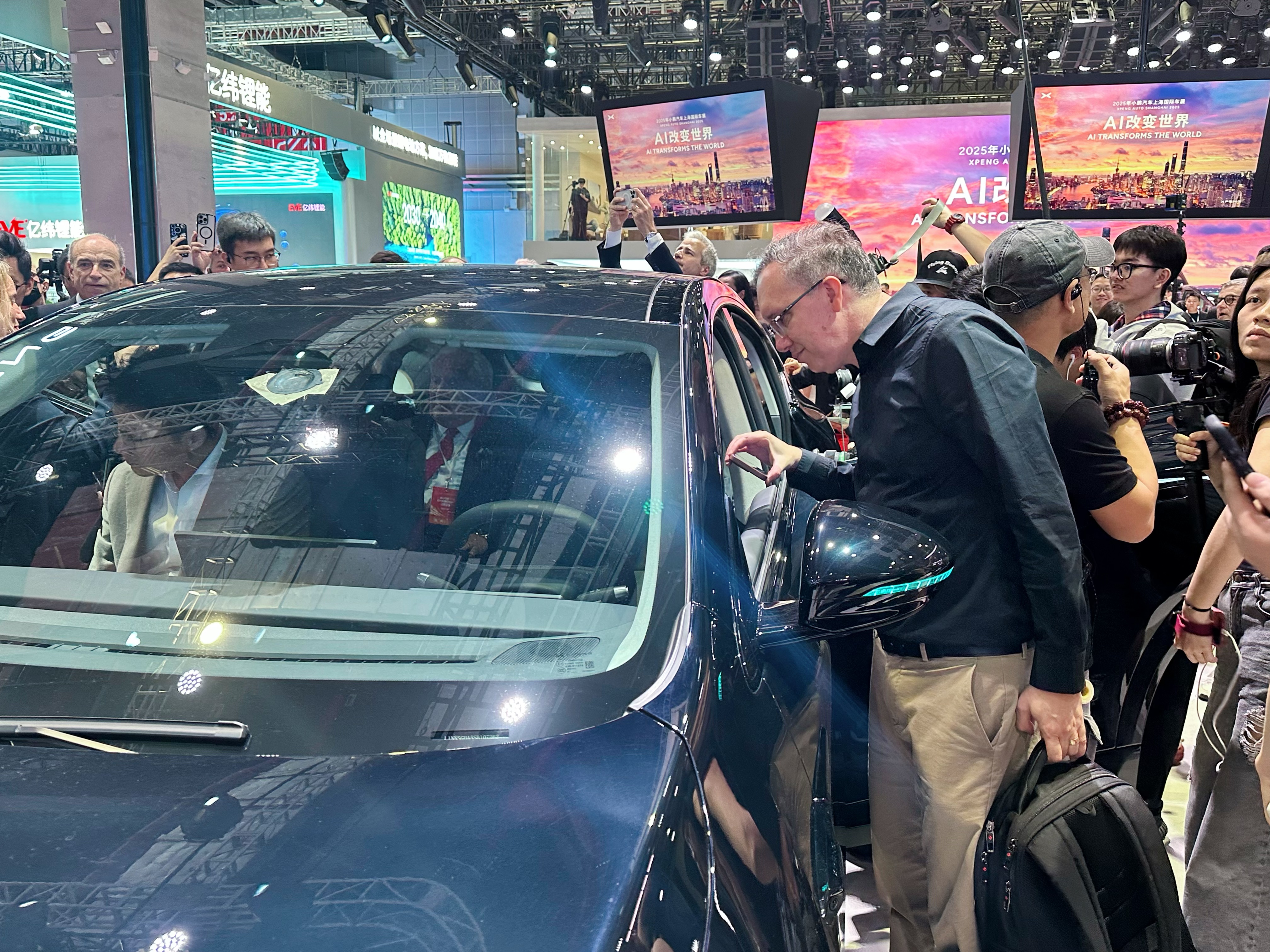 外国人逛展台.jpg 7ebb4bdf9312484eb3529255ff6350c1.jpeg