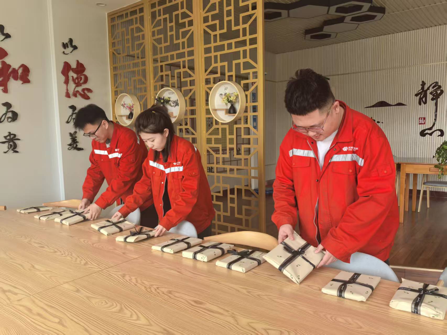 图为黑岱沟露天煤矿开展“盲盒寻书·点亮阅读星火”活动。黄美琴 摄.jpg 图为黑岱沟露天煤矿开展“盲盒寻书·点亮阅读星火”活动。黄美琴 摄.jpg