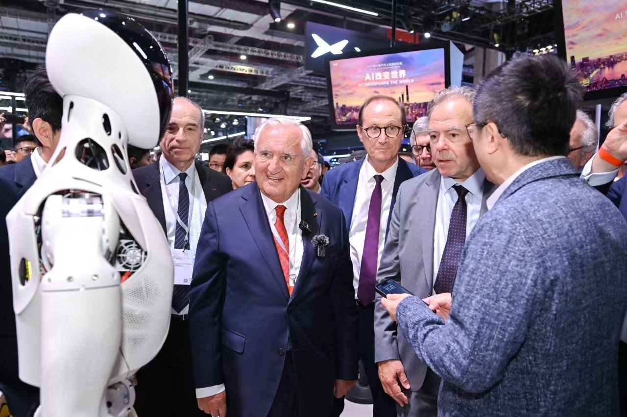 法国前<span class='highlight-red'>总理</span>.jpg ceea0ee0b50d49bd891cf698f43fe2d6.jpeg