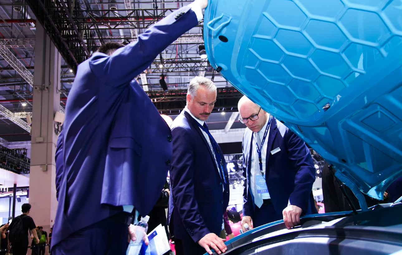 外国人小米.jpg ebf3c794a2ab49e0b20e78aaa992a6b0.jpeg