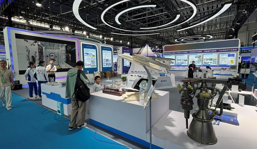 高精尖展品吸引小朋友驻足观看.png 高精尖展品吸引小朋友驻足观看.png