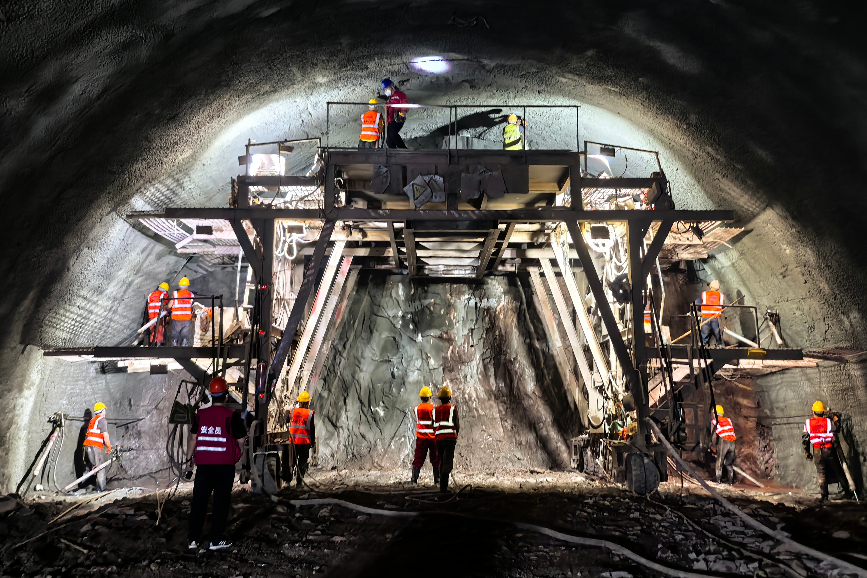 渝万高铁忠县段任家山隧道施工现场——赵军  摄  18323623789 (17).jpg