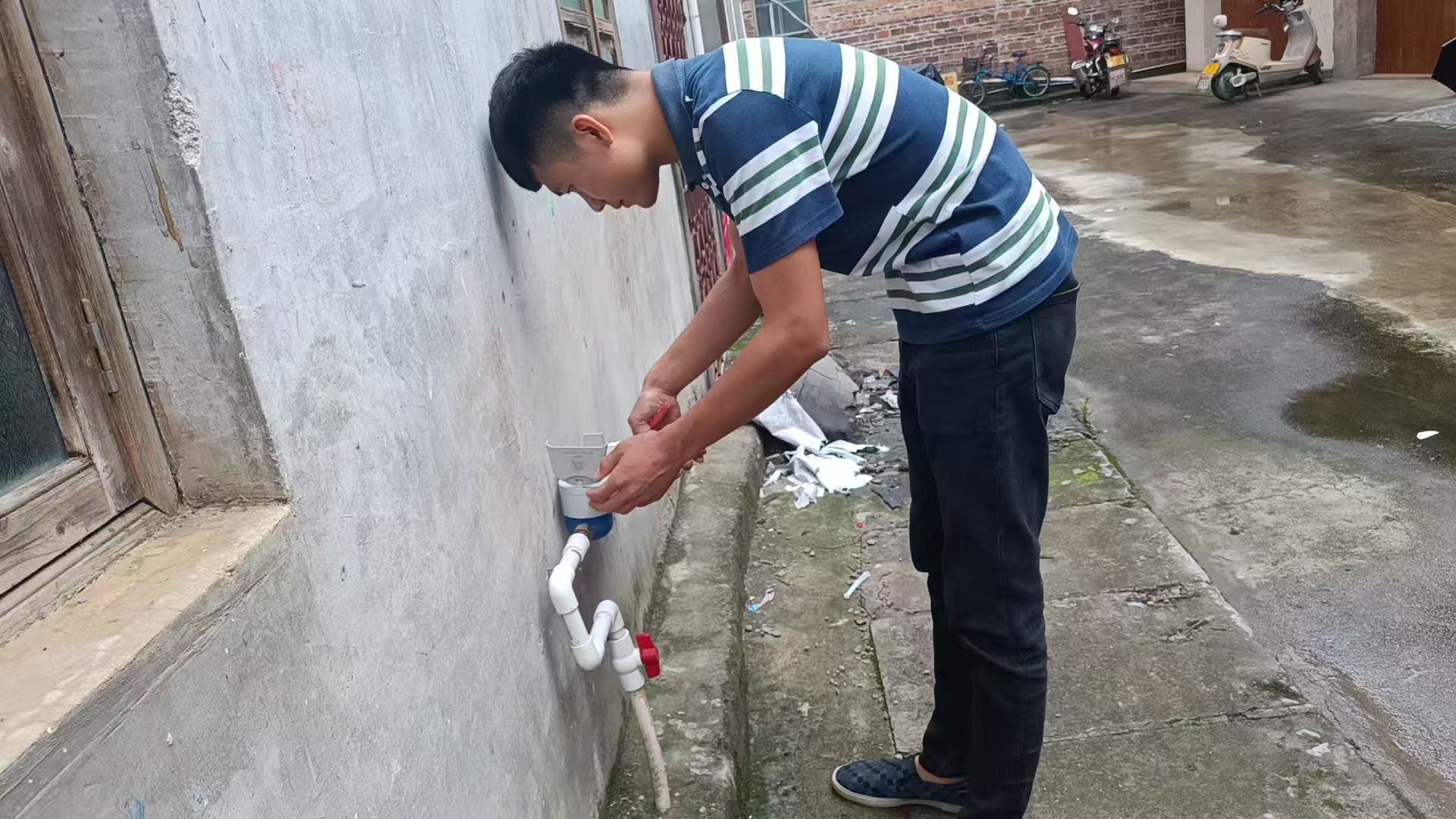 技术人员在调试智能水表。（王斯琴 摄）.jpg