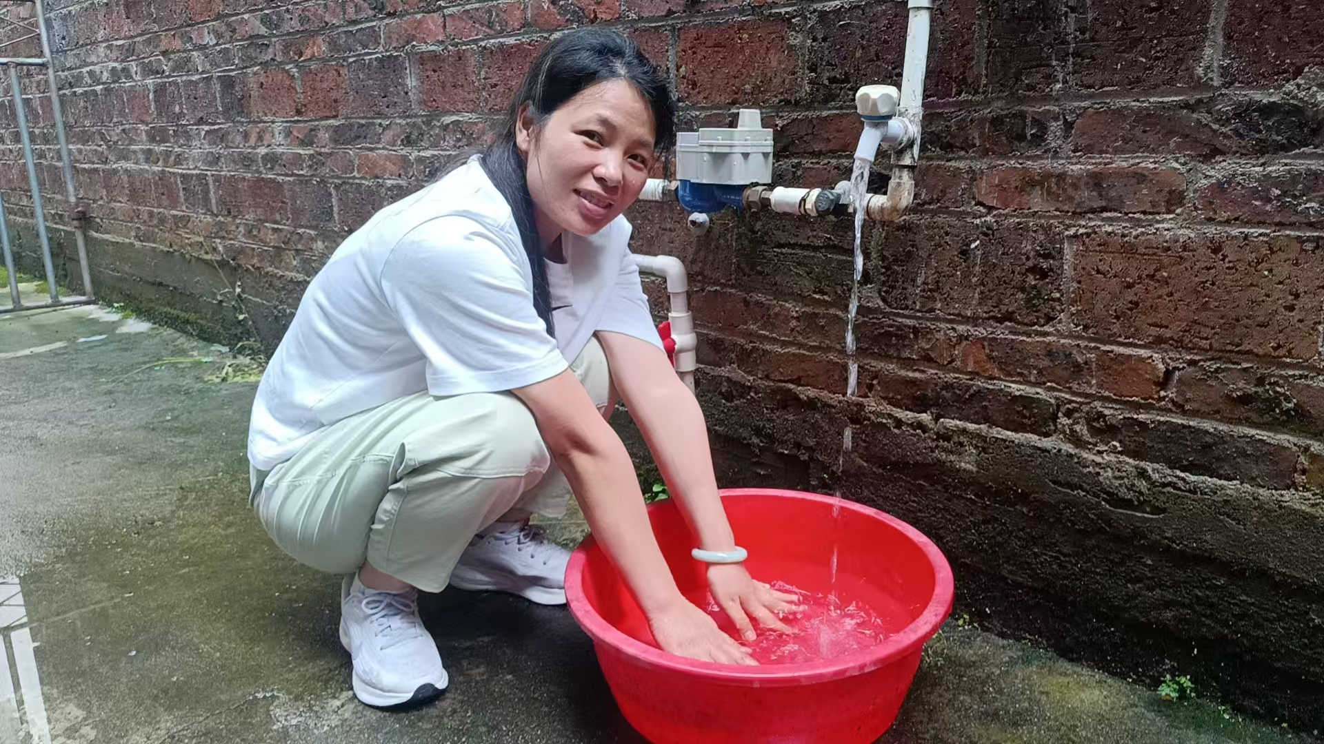 村民用上清澈自来水。（王斯琴 摄）.jpg