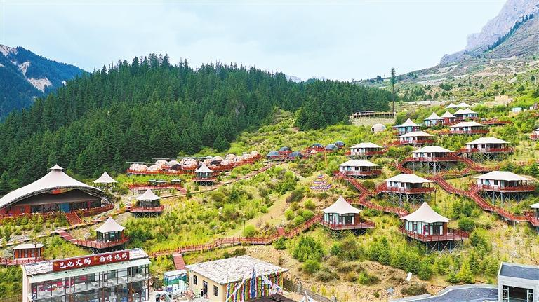 初夏时节，甘南州迭部县扎尕那景区的特色民宿吸引各地游客前来游玩。（记者马伊星）甘肃日报.png
