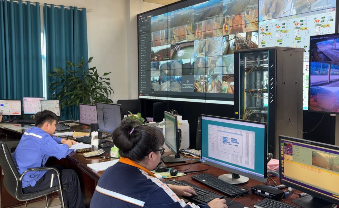 图为工作人员通过万兆光网进行视频监测.png