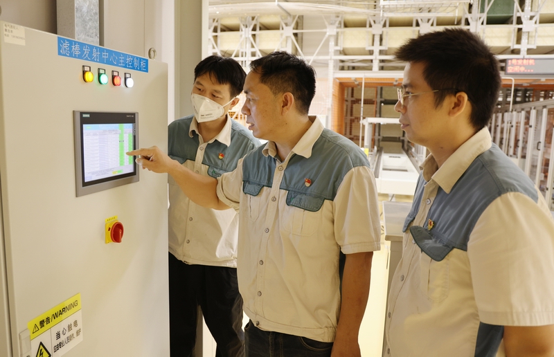 柳州卷烟厂卷包车间党员在研究滤棒发射控制系统（岑荣忠 摄）.JPG