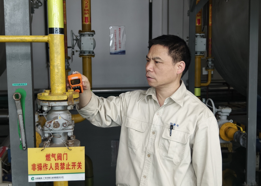 4.巡检人员在锅炉房巡检（徐少兴 摄）.jpg