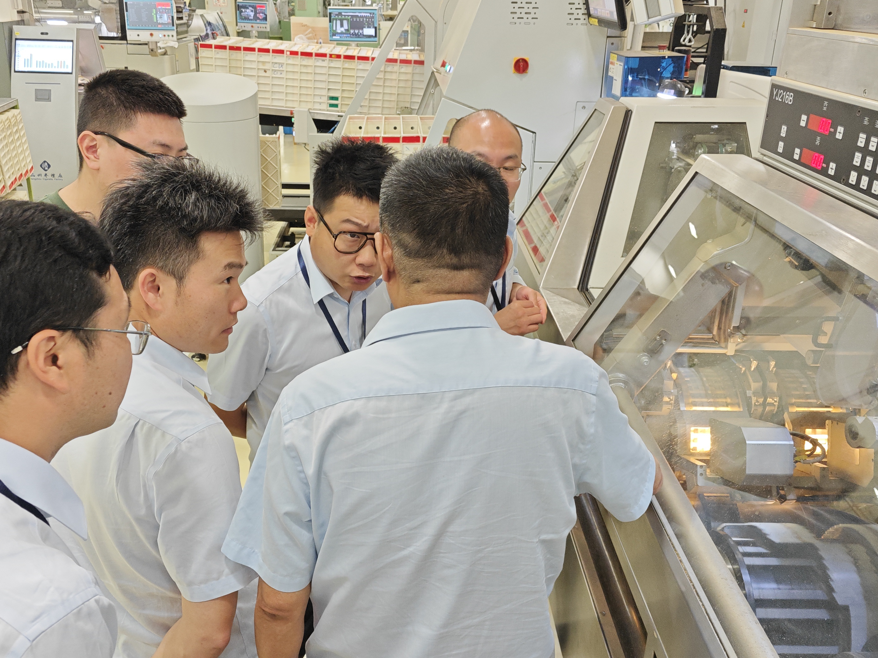 《“五智”领航 数字转型启新程》消息稿配图2（图为技术中心工艺品质管理部技术人员正在完成在线检测系统推送验证）韩乐园摄影.jpg