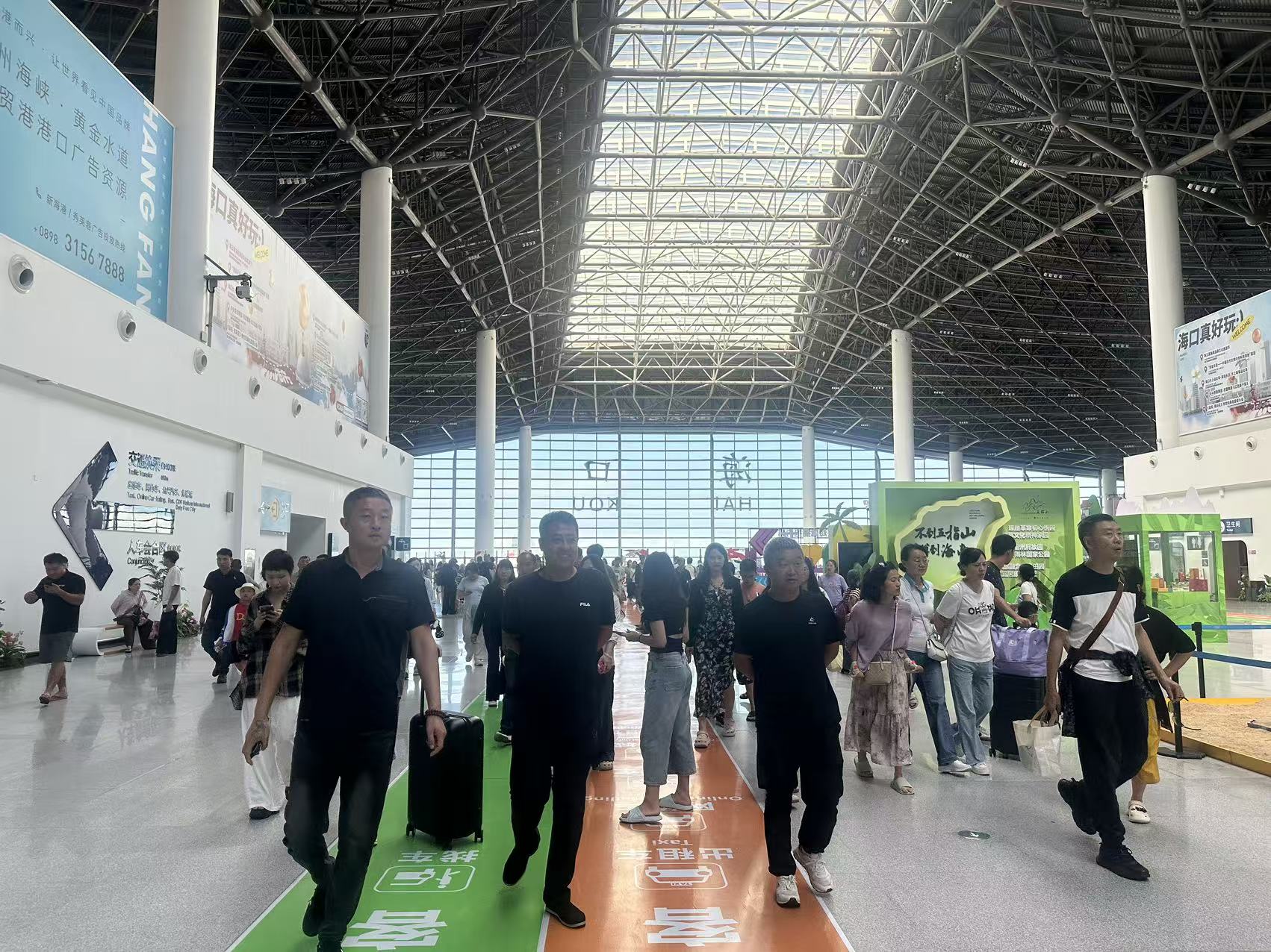 游客到达新海港.jpg 游客到达新海港.jpg