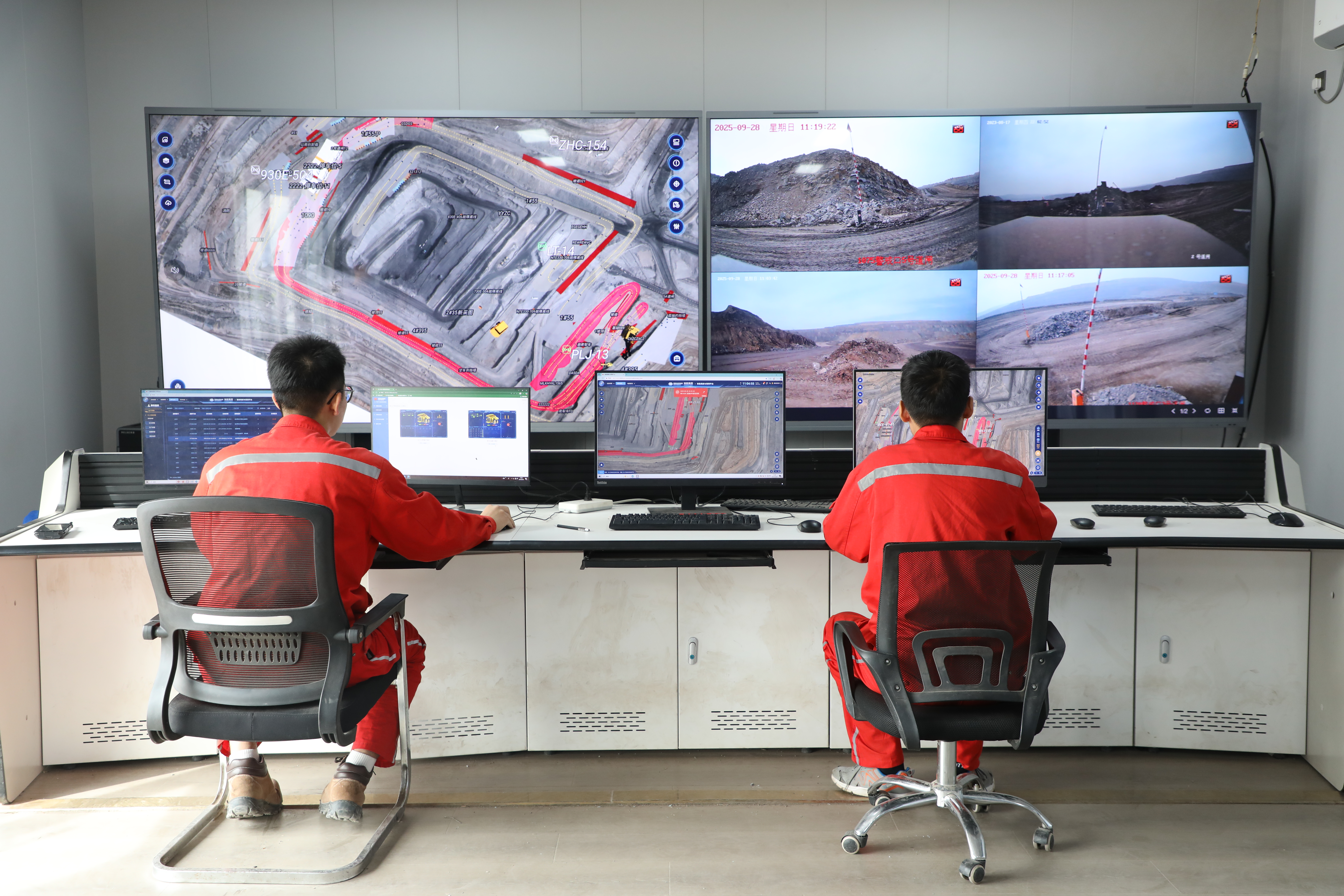 准能集团黑岱沟露天煤矿智能化建设管理中心运行组工作场景。杨舒惠摄.JPG