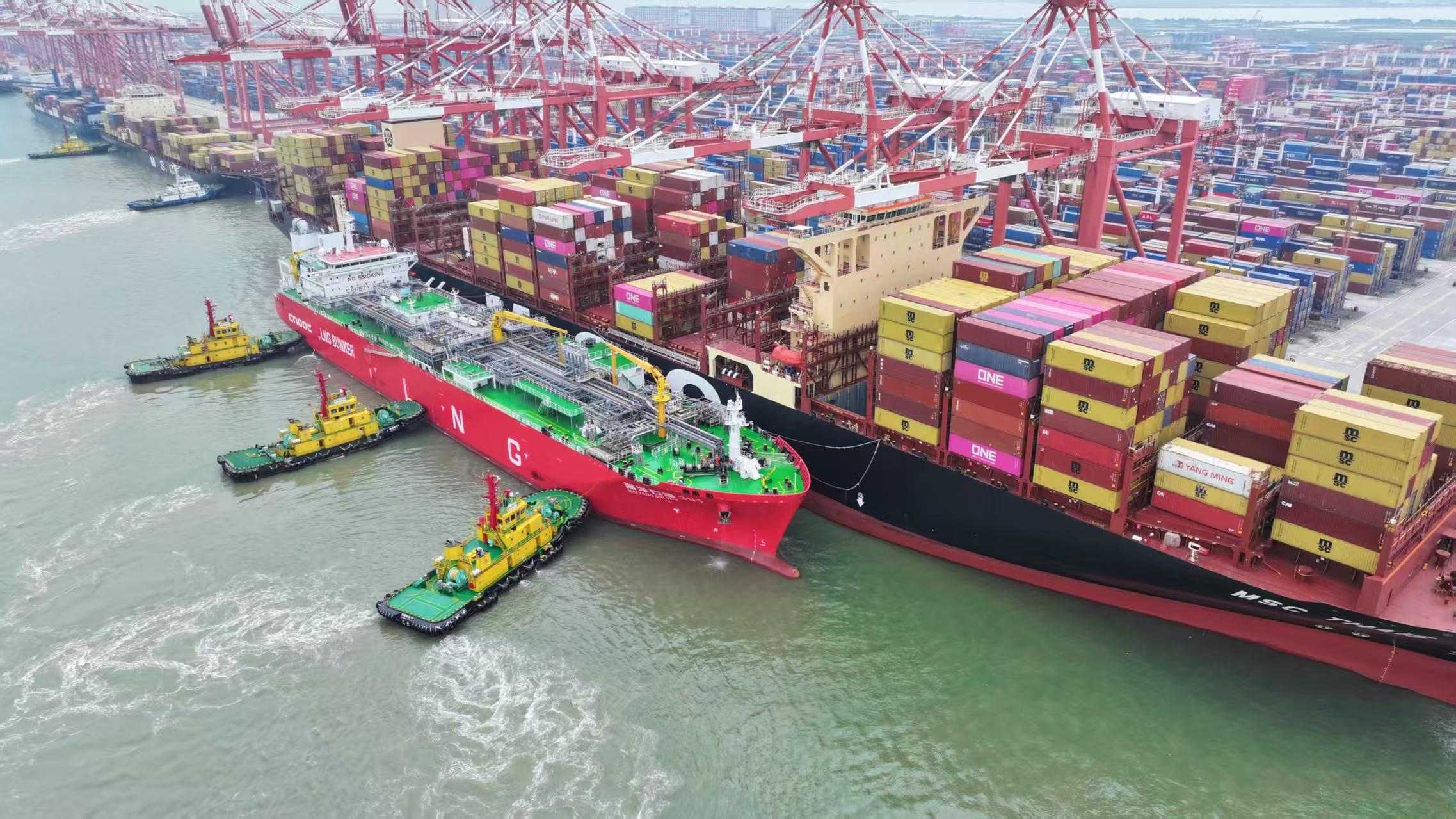 图为“海洋石油301”正在向“MSC THAIS”号加注液化天然气.jpg