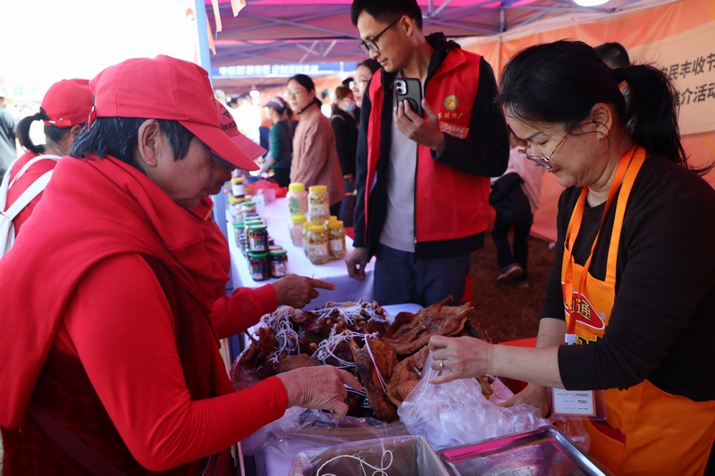 市民游客在特色摊位前驻足购买.jpg