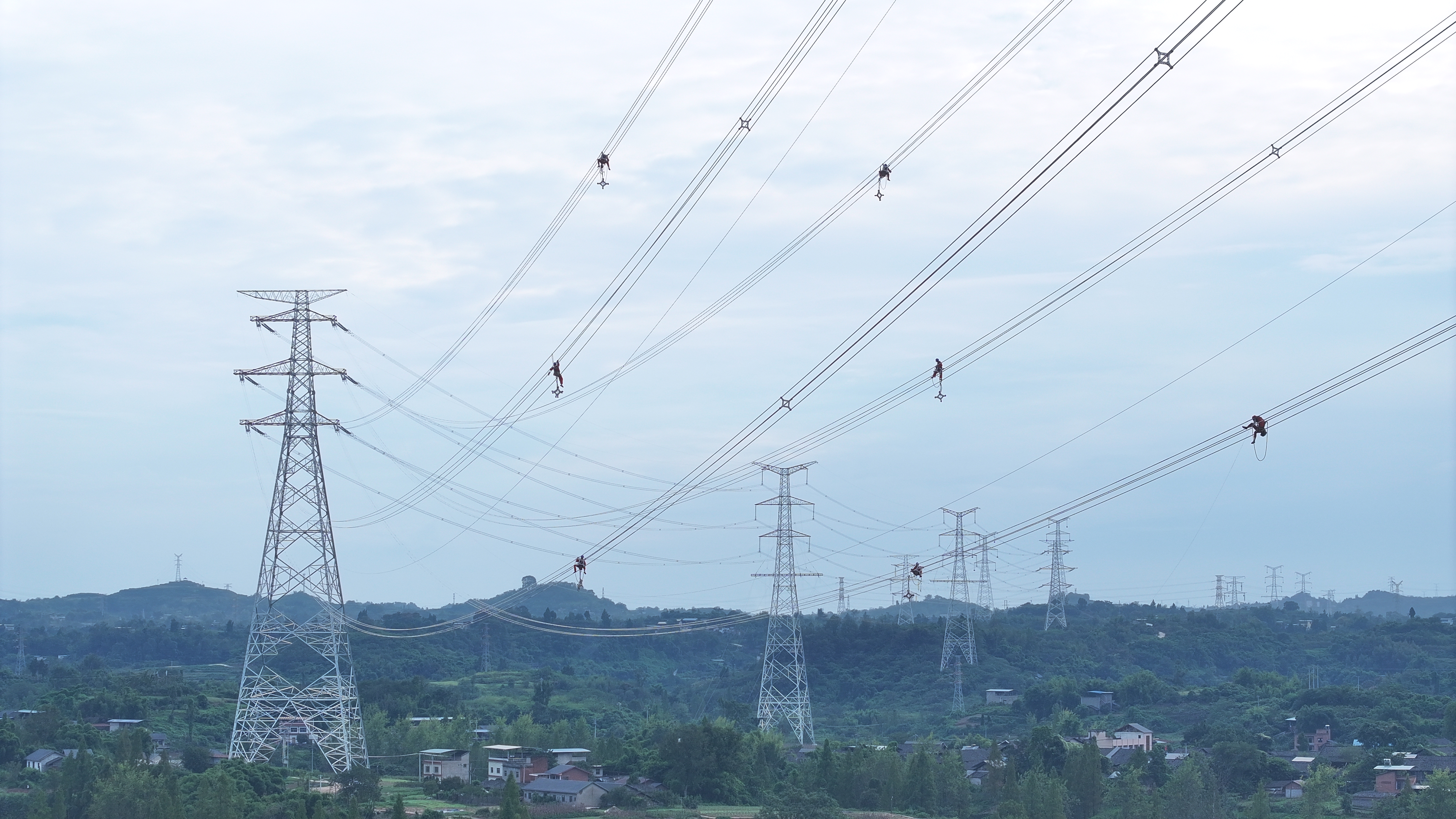 重庆送变电公司员工在500千伏渝岳线跨嘉陵江江段安装间隔棒。（周亚 摄）.jpg