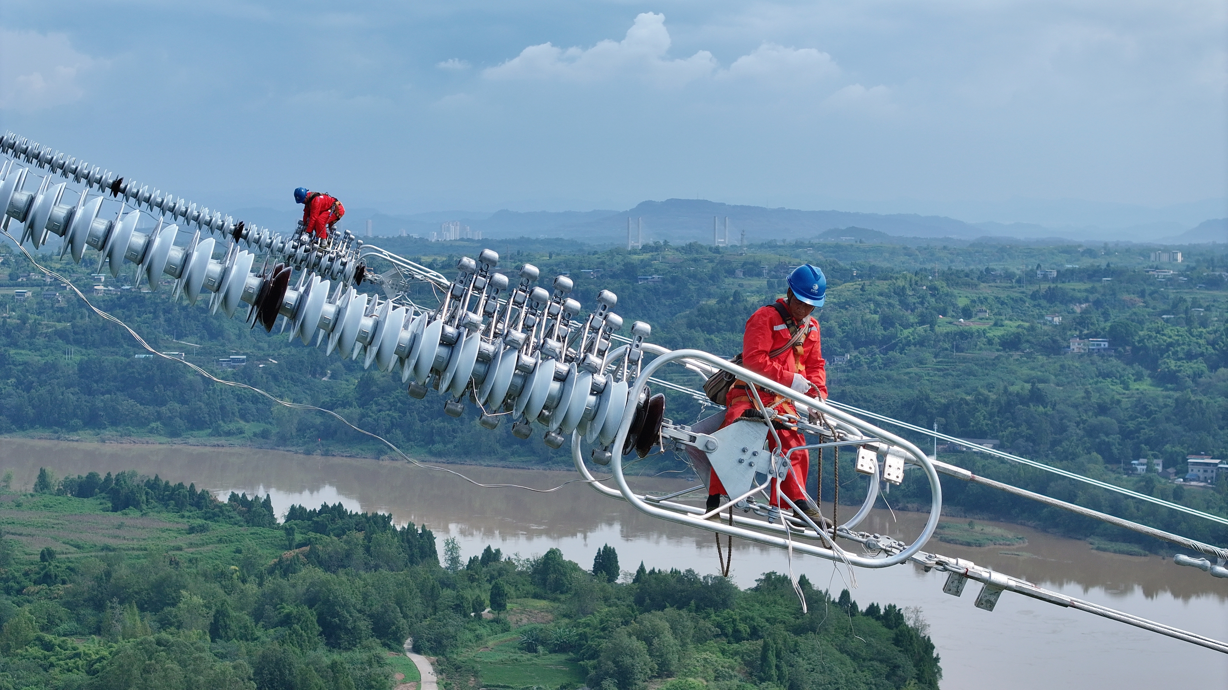 重庆送变电公司员工在500千伏渝岳线跨嘉陵江江段安装附件。（周亚 摄）.jpg