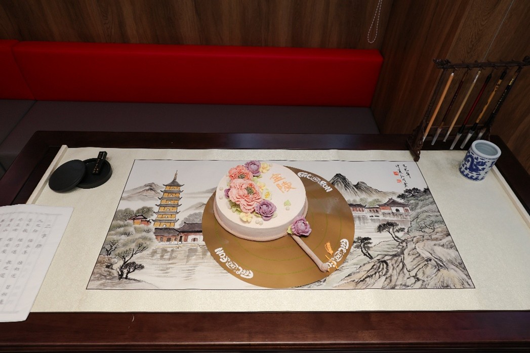 图为:DQ南京限定款手工裱花蛋糕【扇韵】(记者 杨溢仁摄).jpg 50d5415ca4374ab79e9bc93303febfd3.jpeg