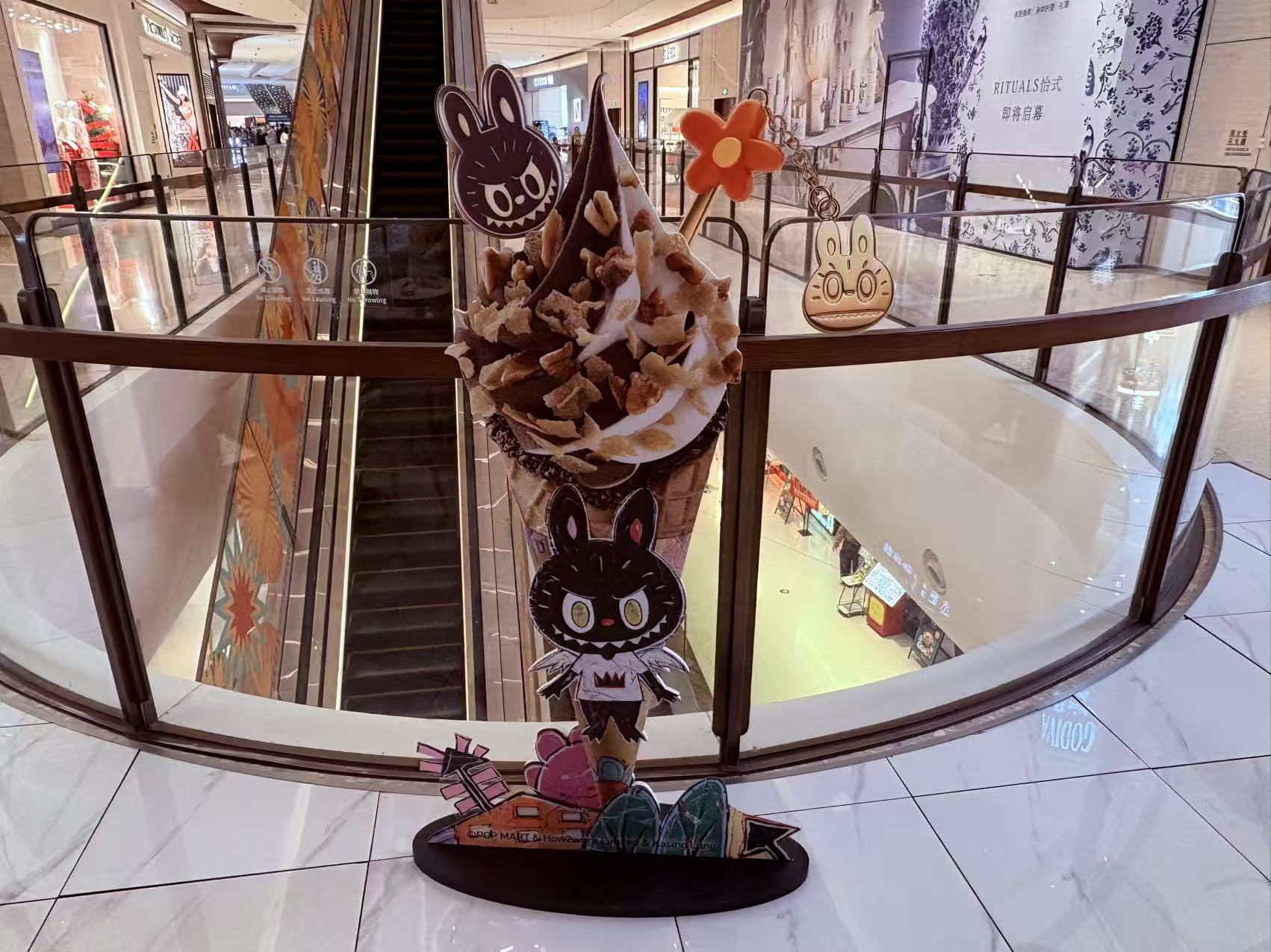 图为:GODIVA跨界携手泡泡玛特旗下人气IP,推出了GODIVA × LABUBU联名冰品(记者 杨溢仁摄).jpg 6f5612e43eba419e99d24bf16d2387e5.jpeg