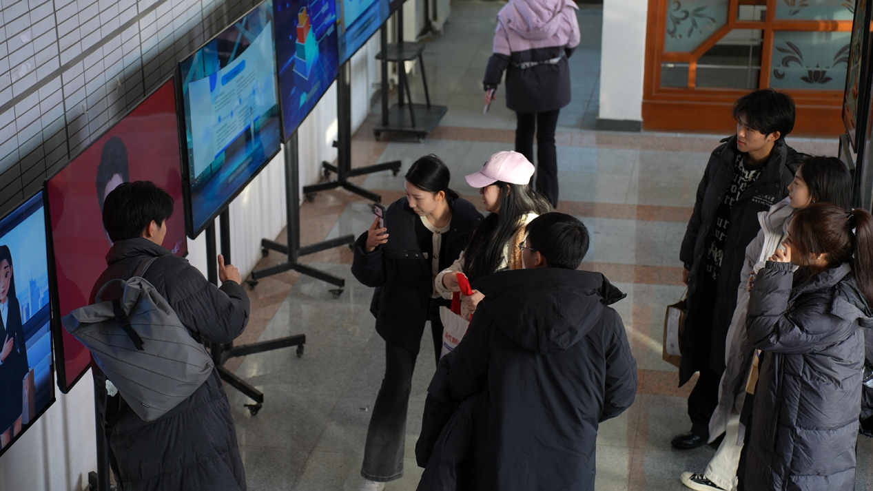 参赛选手与自主创作的数字人视频合影留念.png 2771d54706444cbb87cf5e0c59220c64.png