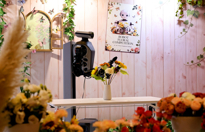 机器人在插花竞技场内移动。.JPG 7dcbfc948f774549b149a753631fa388.jpeg