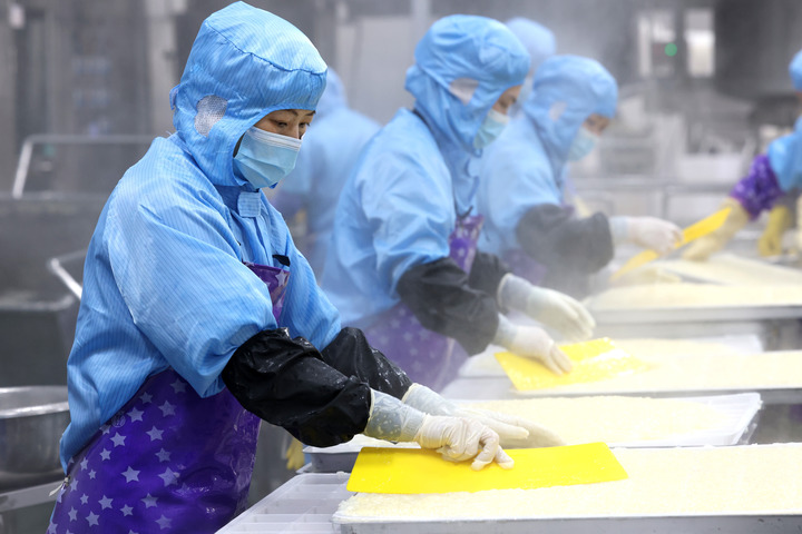 在福建省古田縣三朵銀花（福建）食品有限公司，工人在生產(chǎn)車間加工銀耳羹產(chǎn)品。.JPG