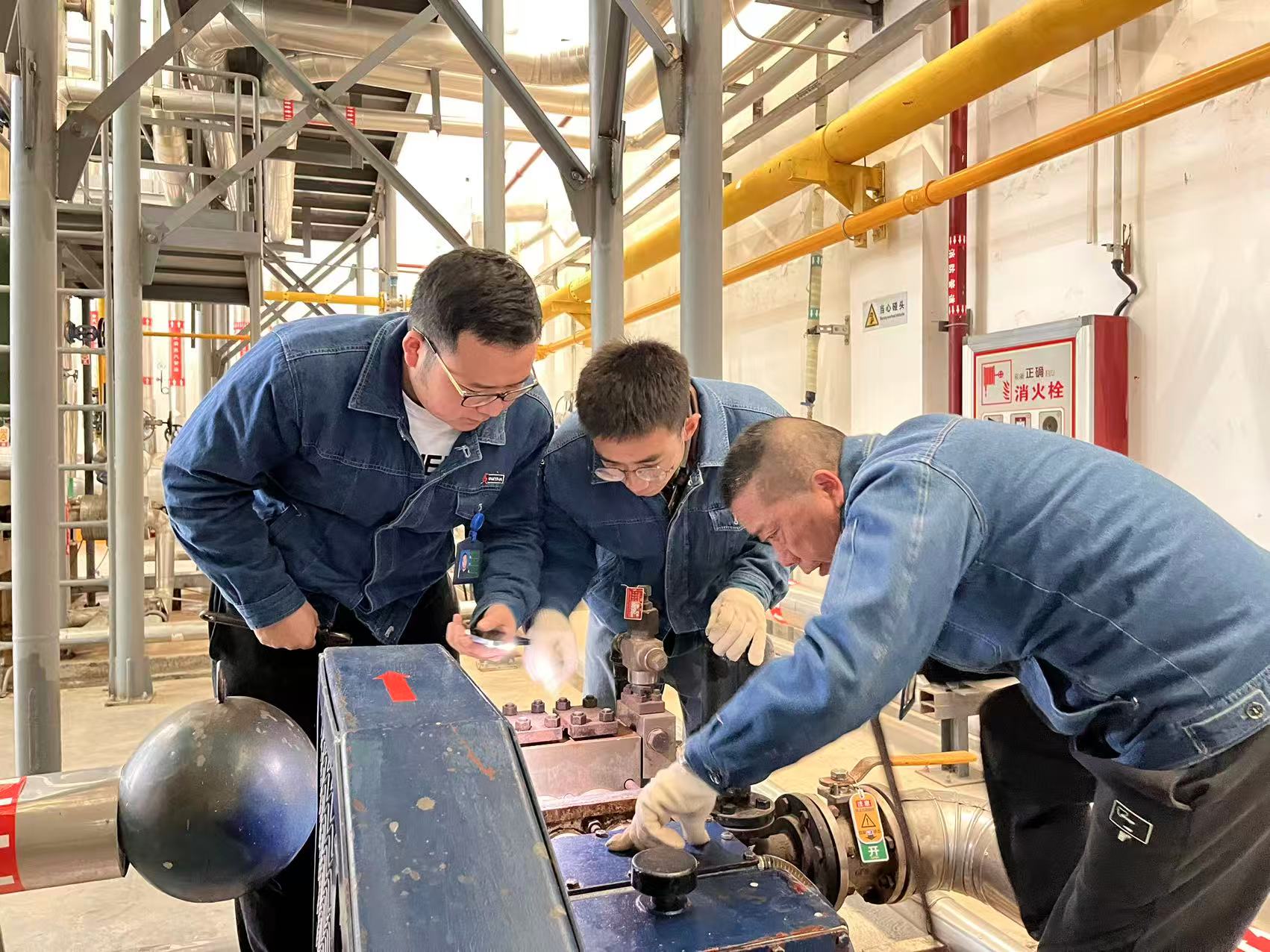 动力车间维修工排查锅炉水泵密封部件漏点陈怡宁.jpg 动力车间维修工排查锅炉水泵密封部件漏点陈怡宁.jpg