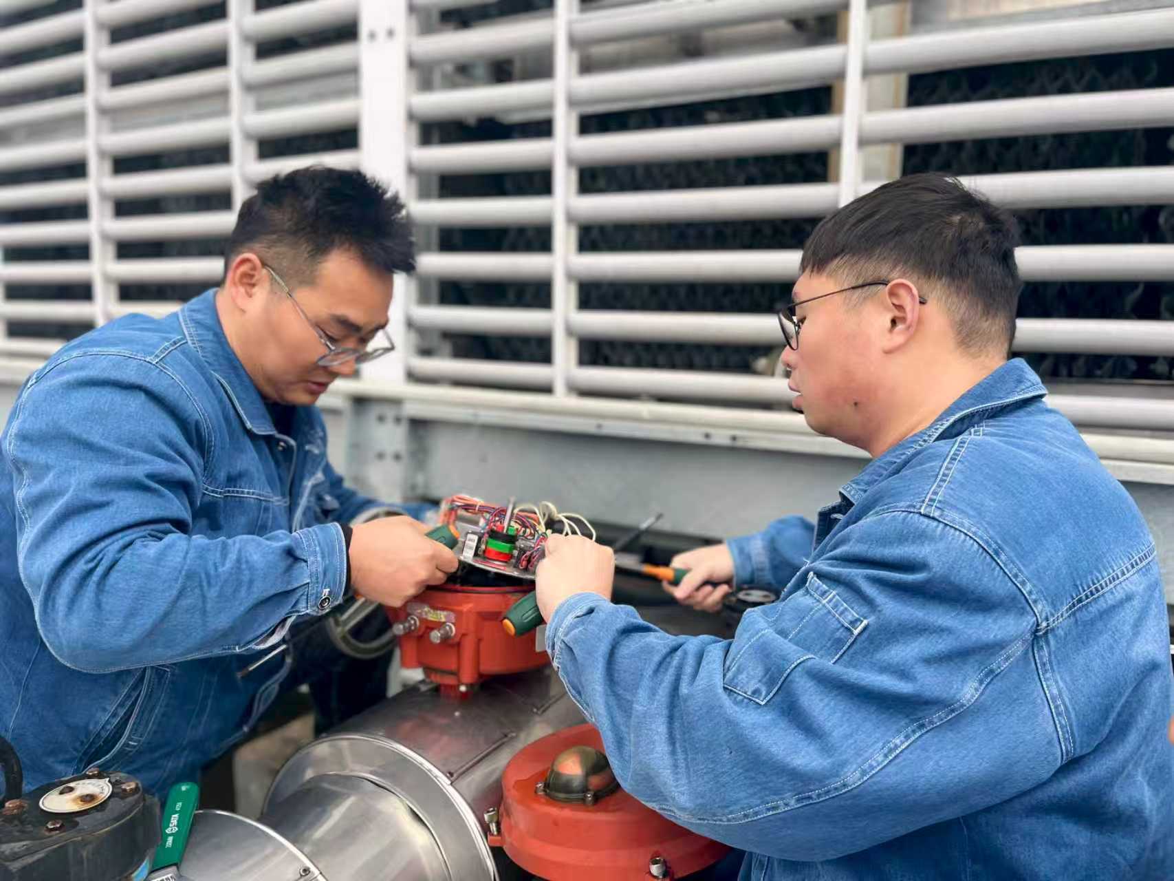 维修工检查闭式冷却电动阀开度指令与反馈是否一致陈怡宁.jpg 维修工检查闭式冷却电动阀开度指令与反馈是否一致陈怡宁.jpg