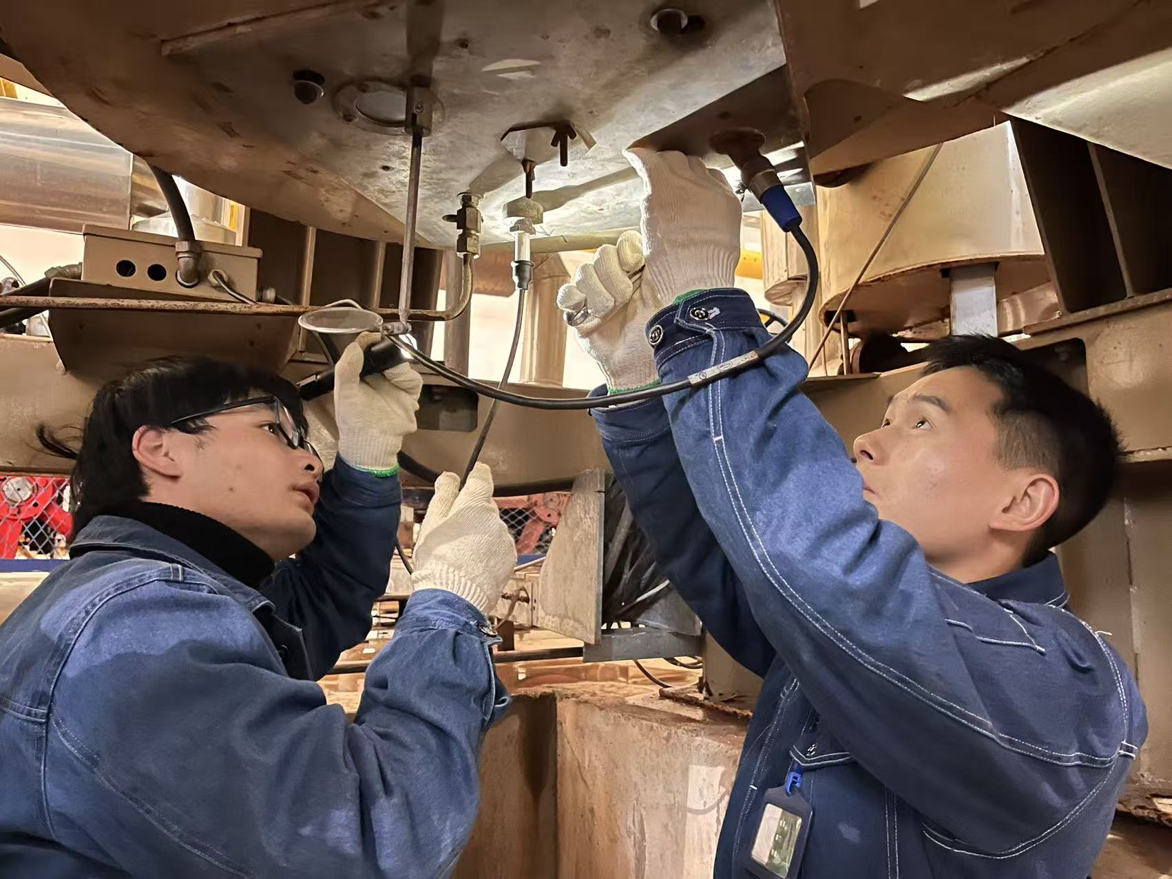 检查锅炉燃烧器连接的紧固性陈怡宁.jpg 检查锅炉燃烧器连接的紧固性陈怡宁.jpg