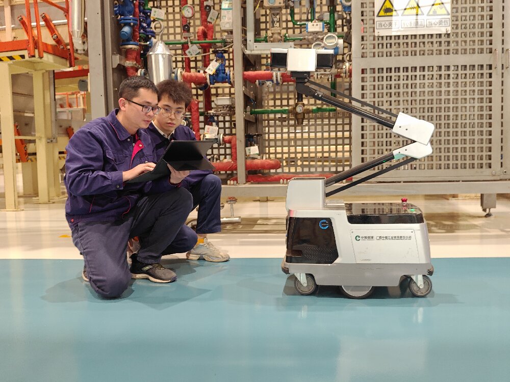 1-1技术人员正在调试巡检机器人.jpg f17a6b7f7f7f42508e909af21061d1d3.jpeg