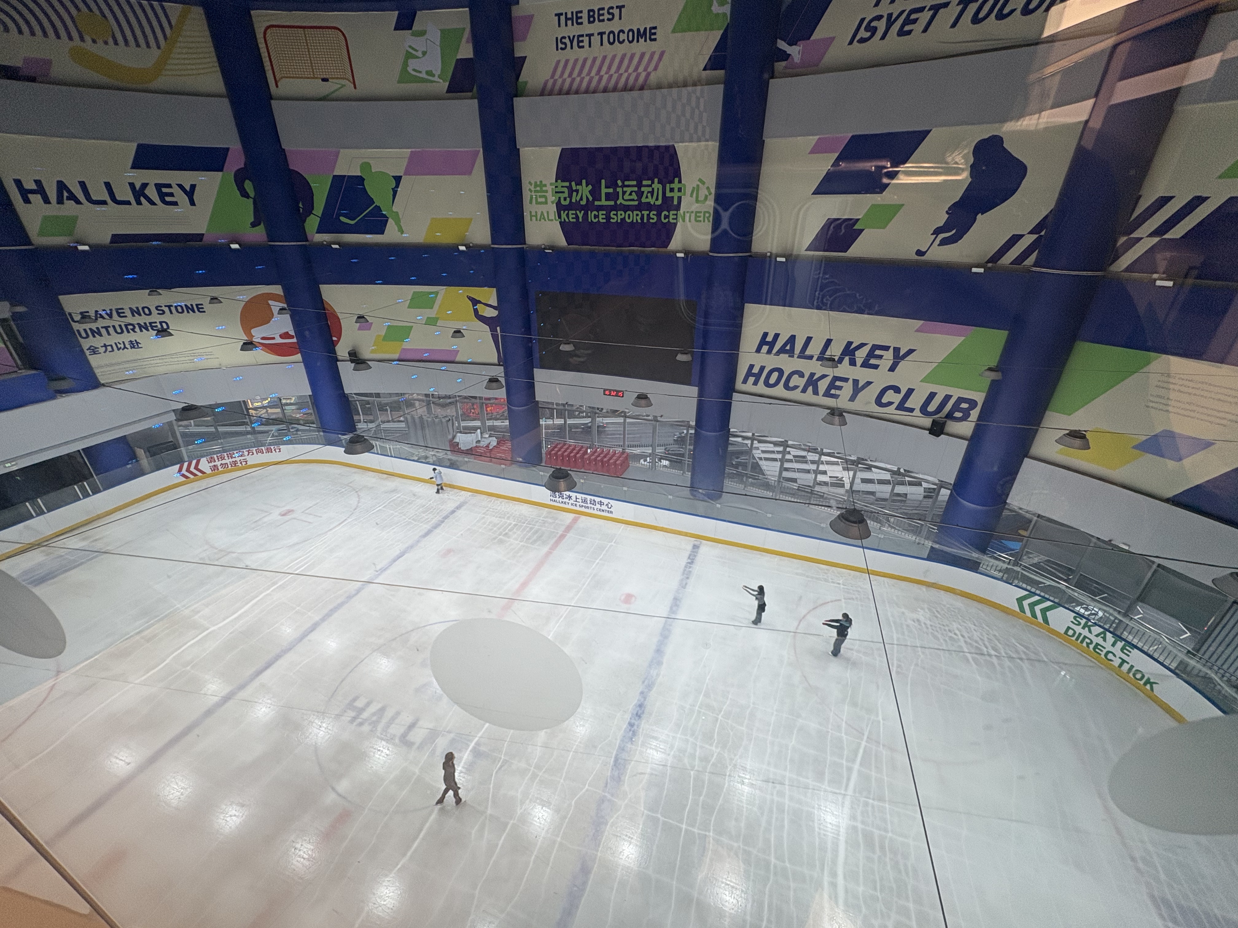 圖為:百聯(lián)又一城購物中心內(nèi)的浩克冰上運動中心(記者 楊溢仁攝).jpg eb11342167154e36842170466bfd20fb.jpeg