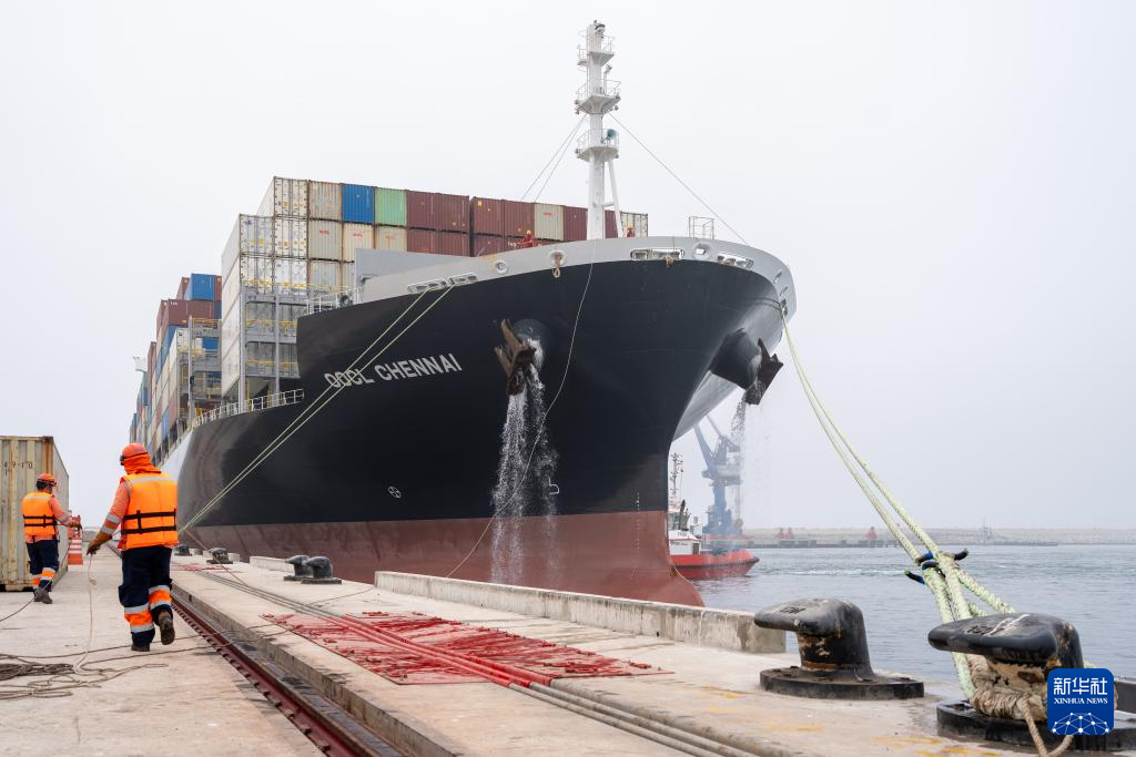  5月16日，在秘鲁钱凯港，码头工作人员对集装箱船“金奈”轮开展系泊作业。新华社记者 李木子 摄.jpg