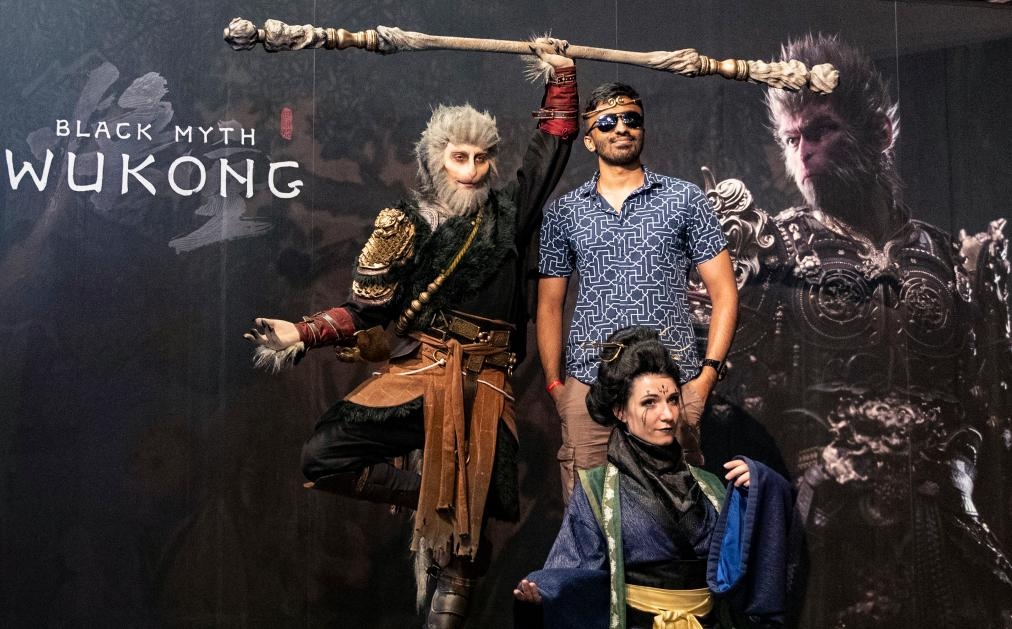 人们在2024年科隆国际游戏展《黑神话：悟空》拍照区拍照。新华社记者张帆 摄.jpg