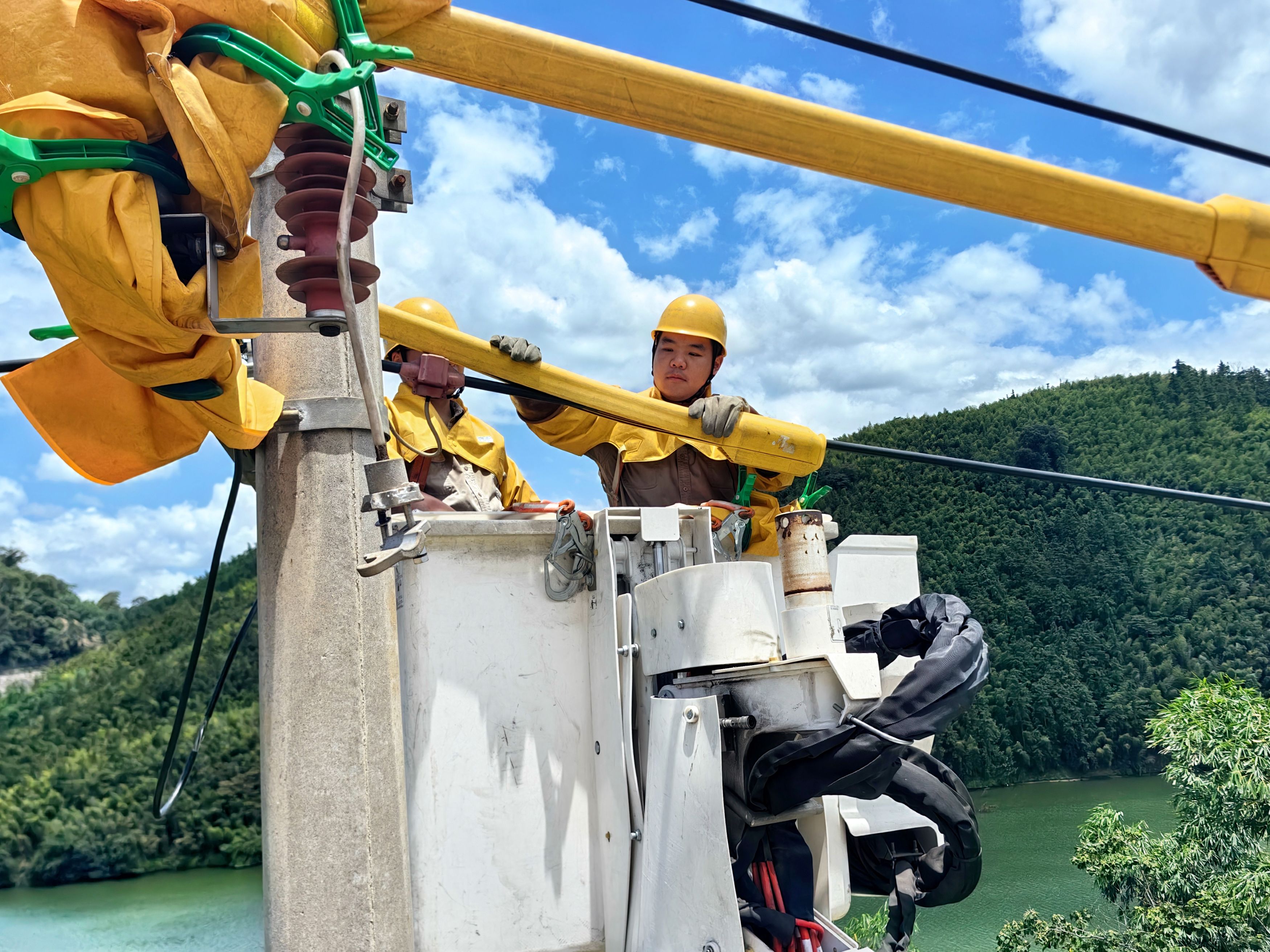 帶電作業(yè)1.jpg 1e8dd3ba873c4a84bb15d352edb3c19f.jpeg