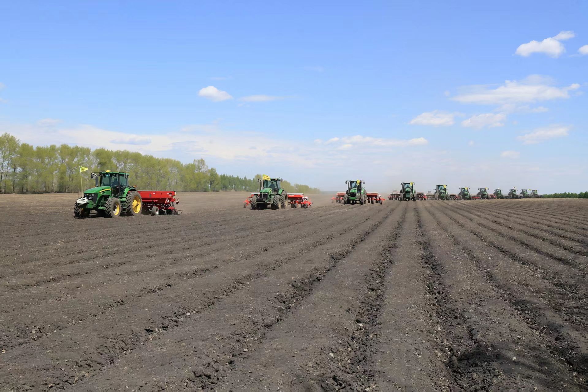 垦地合作模式大型机械播种作业.jpg a3c79aa9b50f4c2cb8974f3f9b78aaf2.jpeg