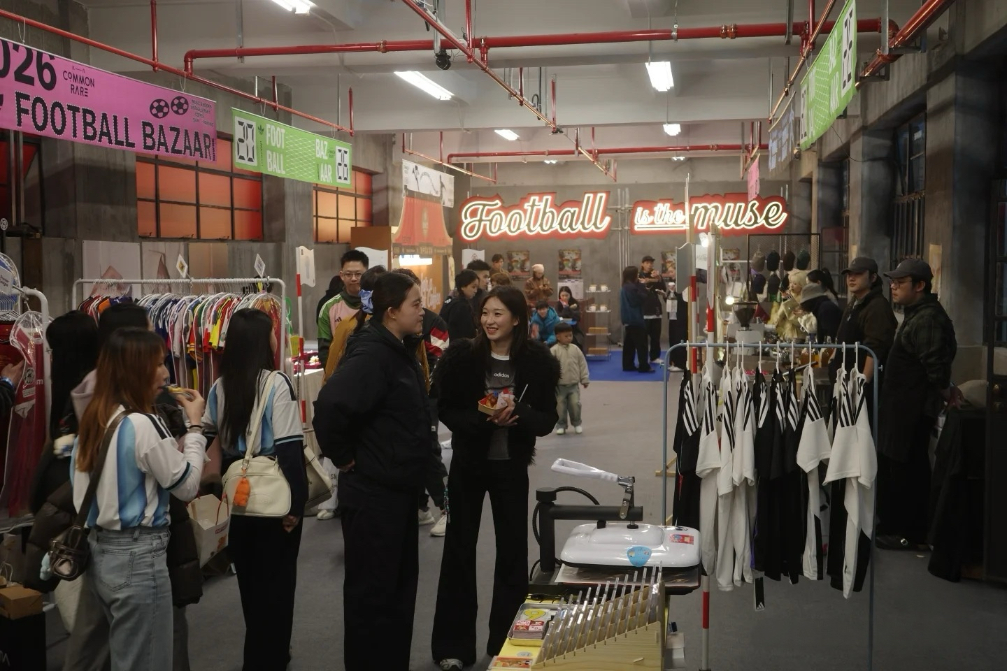 图为:复古足球集市现场(记者 杨溢仁摄).jpg 2880935b762142e8abf9deda28fb06a0.jpeg